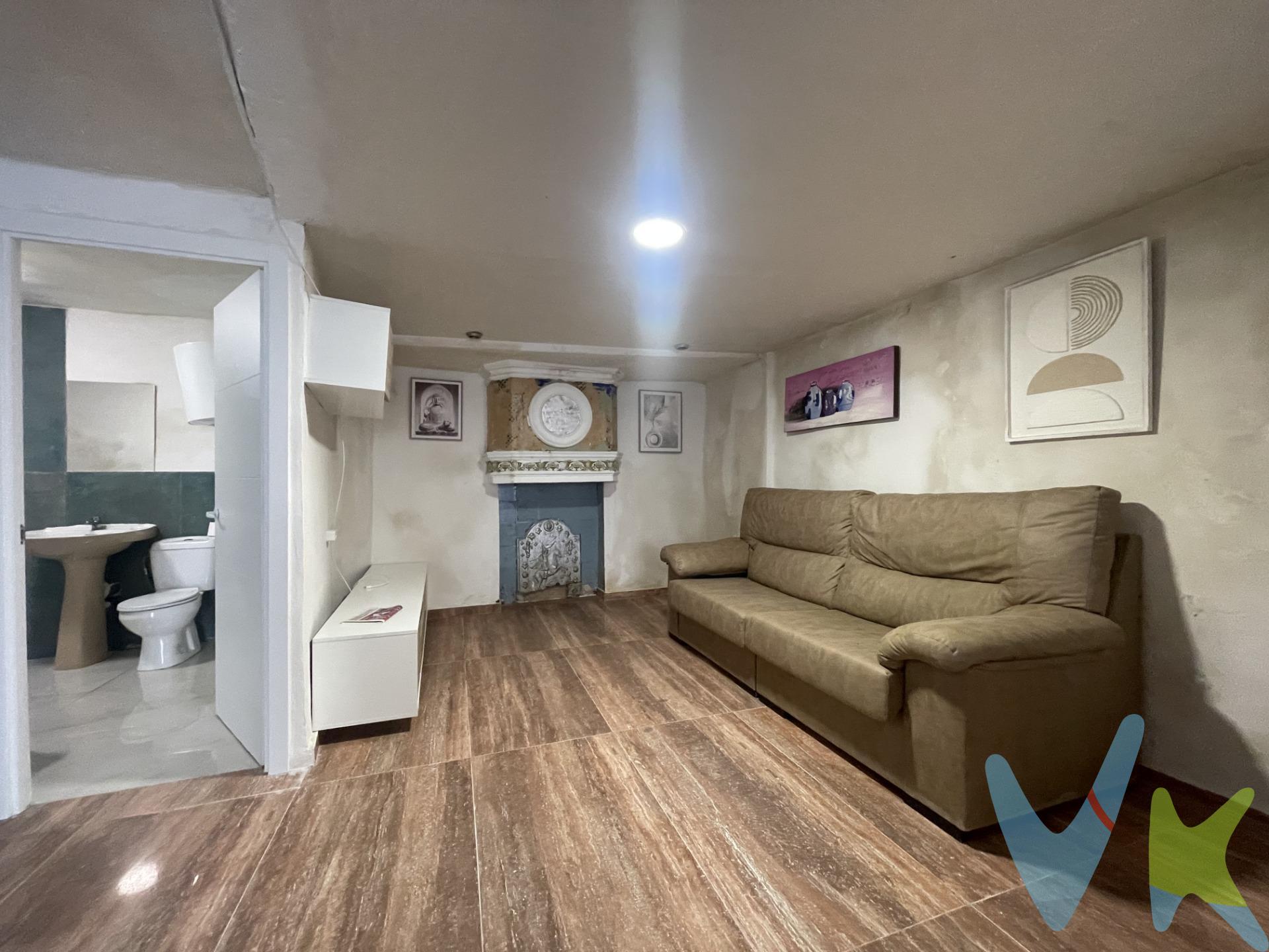 Se ofrece en venta casa de pueblo situada en el consolidado barrio de Las Peñas, en Requena, una zona con valor histórico y buena demanda en alquiler residencial. El inmueble se distribuye en tres alturas y presenta una reforma parcial aproximada del 30%, lo que permite continuar la adecuación según necesidades o mejorar su rentabilidad. Actualmente, la vivienda se encuentra en explotación bajo régimen de alquiler por habitaciones, generando ingresos desde el primer momento. Dispone de suministros de luz y agua dados de alta, lo que facilita la continuidad de la actividad sin necesidad de gestiones adicionales. En planta baja, la propiedad cuenta con recibidor de entrada, salón-comedor y un baño completo equipado con plato de ducha. La primera planta alberga tres habitaciones, configuradas para uso independiente, lo que optimiza su explotación como inmueble compartido. La tercera planta corresponde a una buhardilla diáfana, completamente de origen, con múltiples posibilidades de reforma y ampliación de superficie útil, ya sea para uso residencial adicional o como espacio complementario. Se trata de una oportunidad interesante tanto para inversores que busquen rentabilidad inmediata como para particulares que deseen finalizar la reforma a su gusto en un entorno tradicional. Inmueble con potencial de revalorización y versatilidad de uso. VENTA:. PVP 45.000€. Gastos e impuestos no incluidos en el precio. La compra conlleva impuestos y gastos de formalización para el comprador. A título orientativo se informa que en segundas transmisiones el ITP con carácter general en  Valencia es del 10%, pudiendo existir otros tipos impositivos atendiendo a las circunstancias  personales del comprador u otras circunstancias previstas legalmente. Base imponible del impuesto el mayor valor entre el precio de compraventa, la tasación o el valor de referencia catastral. En cuanto a los gastos de notaría y registro, en su caso,  suelen oscilar aprox; entre 1,5% y 2,5% (aranceles variables según precio, n.º de copias y complejidad). El comprador elige notario. Si el comprador precisase de hipoteca: tasación, condiciones y costes bancarios serán según entidad elegida por el comprador, así como los gastos de gestoría, y cualesquiera otros gastos inherentes a la formalización de la compraventa que legalmente correspondan a la parte compradora, salvo pacto expreso en contrario con el vendedor. El consumidor tiene, conforme a la normativa vigente, a su disposición información y documentación adicional relativa al inmueble y condiciones de la compraventa, que podrá ser consultada en C/Joaquín Costa 4, bajo 46005 Valencia o urbe2@remax.es. Honorarios de mediación inmobiliaria a cargo del  COMPRADOR: (3000€ del precio final de venta más IVA (21%), salvo otro pacto.); y de VENDEDOR (según acuerdo con el mismo). Se informa al consumidor que la agencia actúa como intermediaria inmobiliaria en la operación, estando cualquier eventual compraventa y sus condiciones sujeta a la aceptación expresa del propietario-vendedor y a la posterior formalización del correspondiente contrato.
