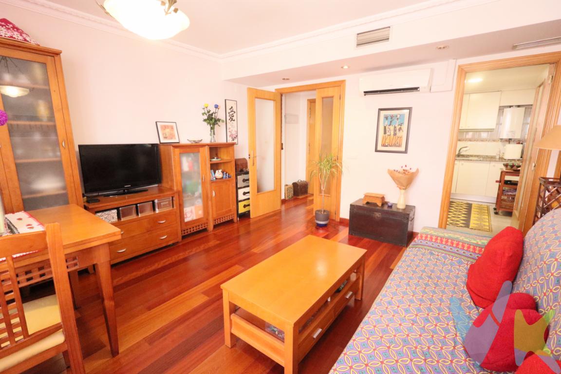 Se vende precioso piso muy luminoso y bien distribuido en residencial privado, ideal para vivir o invertir., lleno de encanto, ideal para quienes buscan comodidad, estilo y una excelente calidad en los acabados.La vivienda destaca por su suelo de parquet africano, cálido y elegante, que aporta un toque distinguido a todas las estancias.Esta vivienda consta de:Espacios luminosos y bien distribuidosUna atmósfera acogedora y cuidadaAcabados de calidad que marcan la diferenciaUbicado en una zona tranquila y bien comunicada, ideal tanto para vivir como para invertir. Un bonito y acogedor piso ubicado a solo 100 metros de la parada de metro de Burjassot - Godella y muy cerca del Campus Universitario de Burjassot y de la Universidad Católica de Valencia, este inmueble ofrece una combinación perfecta de comodidad, ubicación y calidad de vida.✨ Características principales:Amplio y luminoso salón comedor con aire acondicionado y una cocina independiente, totalmente equipada y con buena ventilación.L2 habitaciones, de las cuales, la habitación principal incluye un gran armario empotrado para poder aprovechar todo el espacio y aire acondicionado.1 baño completo, moderno con una gran ducha muy funcional.Instalación de conductos ya preparada para toda la vivienda.Garaje y trastero incluidos en el precio.📍 Zona inmejorable: Con todos los servicios a mano (supermercados, transporte público, centros de estudio, zonas verdes). Ideal para quienes buscan calidad de vida y buena conexión con Valencia ciudad.💰 ¡No dejes pasar esta oportunidad! Contacta para más información o para concertar una visita. Por mandato expreso del propietario, comercializamos este inmueble en exclusiva, lo que garantiza el mejor trato y fiabilidad de la negociación. Por este motivo, se ruega no molestar a los propietarios ni ocupantes de la propiedad. Si usted es agente inmobiliario y tiene un cliente para este inmueble, llámenos, estaremos encantados de colaborar con usted. La descripción del presente inmueble e imágenes tienen mero carácter informativo y en ningún caso carácter contractual, pudiendo ser modificados por la inmobiliaria sin que ello implique responsabilidad alguna frente a terceros. En el precio de compra no están incluidos los gastos de la misma, como son: ITP, Notaría, registro, gestoría y honorarios de la inmobiliaria. Agencia Registrada con el Nº 90 en el Registro Obligatorio de Agentes Inmobiliarios de la Comunitat Valenciana. Puede consultar en la web de la GV
