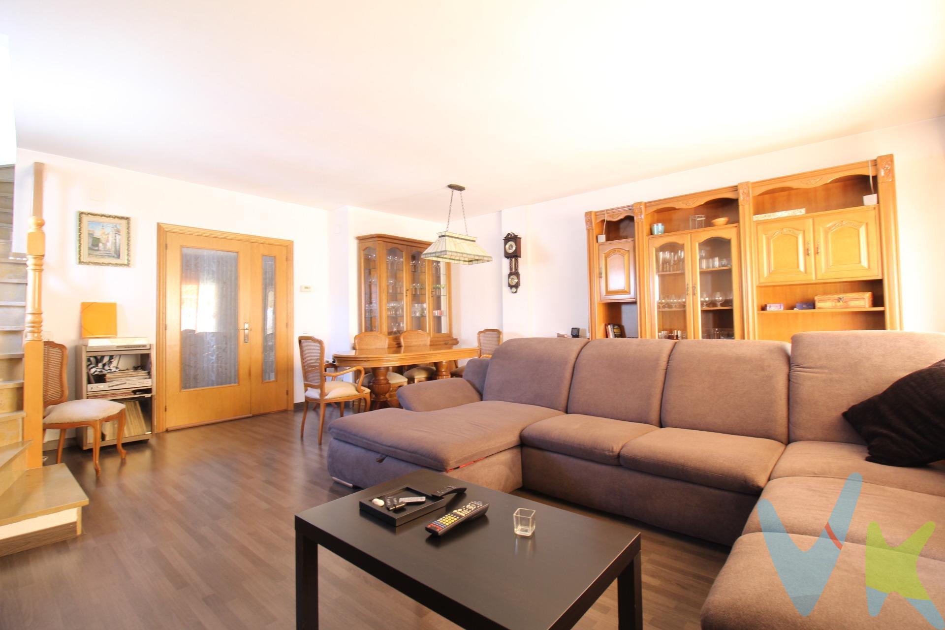 Tu  nuevo hogar en Vilanova i la Geltrú te espera. Descubre esta acogedora casa esquinera perfecta para familias que valoran el espacio, la tranquilidad y la comodidad de tener todo cerca. Situada en una zona tranquila pero muy bien conectada, estarás a pocos pasos de supermercados, colegios, estación de tren y todos los servicios que necesitas en tu día a día. Con tres habitaciones, dos de ellas de gran tamaño y un altillo muy amplio (con acceso directo a un solariun privado, esta casa está pensada para que cada miembro de la familia tenga su propio rincón. La zona de día ofrece una cocina práctica y luminosa, y un gran comedor con chimenea que se convierte en el corazón del hogar y desde el que puedes salir a un amplio balcón donde poder estar tan cómoda como te merces. El garaje tiene capacidad para tres coches y cuenta con varios accesos independientes, ideal también si necesitas un espacio para despacho, estudio o incluso tu propio negocio con entrada desde la calle. La parte trasera de la casa alberga un encantador patio privado, perfecto para desconectar, jugar con los peques o hacer una barbacoa en la mejor compañía.