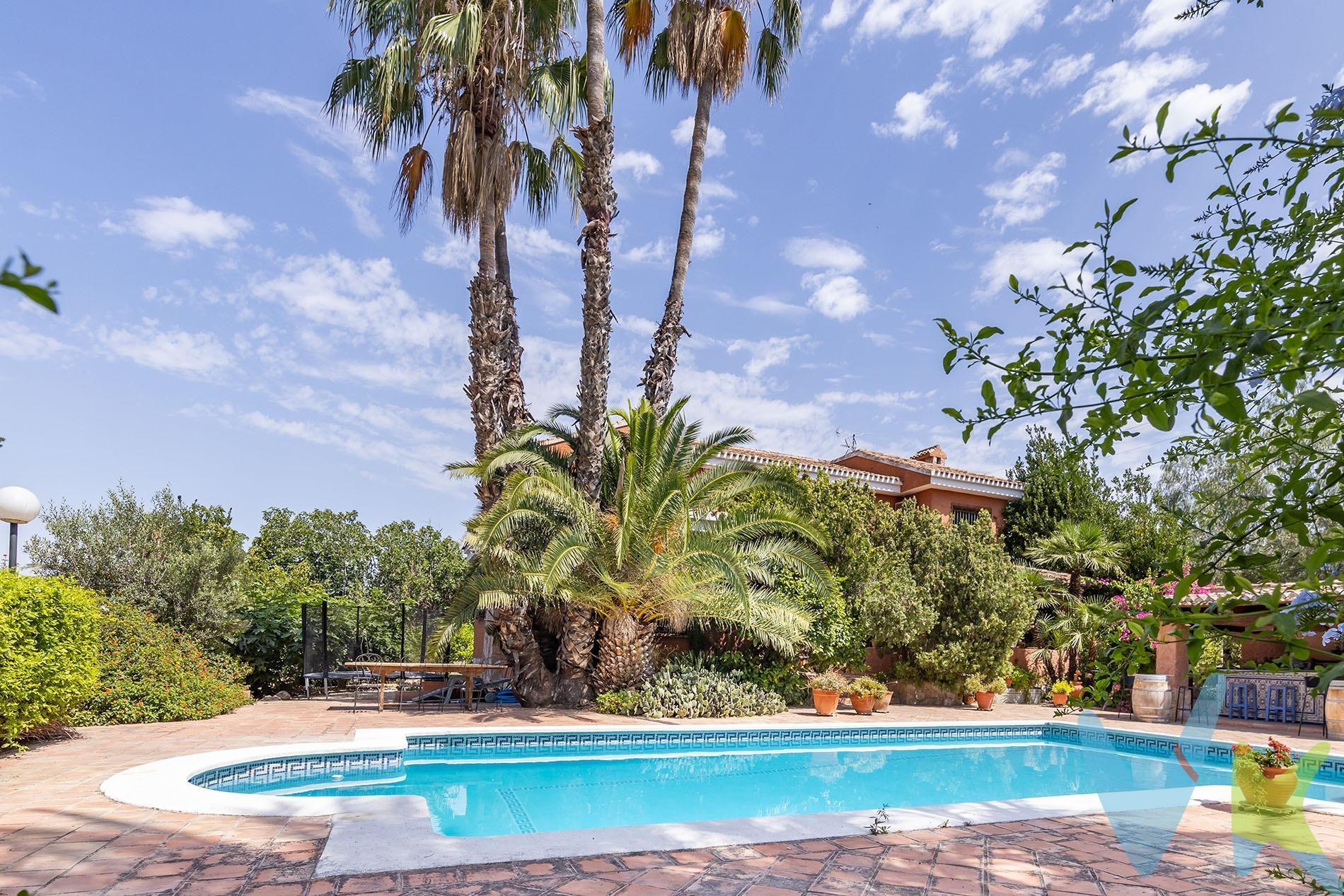 Crea el hogar que siempre has soñado en los Dolores a diez minutos del centro de Murcia, estamos hablando de una vivienda independiente, destaca por su ubicación privilegiada, lo que le proporciona una paz y privacidad envidiables. Con vistas despejadas, este hogar cuenta con una parcela de 4160m². La casa, nos recibe con una gran entrada para vehículos, rodeada de arboles y vegetación que nos acompañan a la entrada principal una vez aparcado en una de la cuatro plazas de las que disponemos o cruzando a pie para acceder a la zona de barbacoa y piscina, para entrar en la casa por la terraza del salón o bien la terraza de la cocina. La propiedad cuenta en planta baja con una habitación y un baño salón comedor y salón con acceso a terraza con vista a la piscina. Cocina independiente con lavandería  y  acceso a planta sótano donde encontramos bodega y cuarto de instalaciones.  . Subiendo a la planta superior, encontramos tres dormitorios, la habitación principal en suite cuenta con vestidor y disponemos de un gran baño para las otras dos habitaciones. La zona exterior de la entrada principal a la vivienda ,  ofrece una zona de aparcamiento para cuatro plazas de garaje, así como un  trastero. . La gran barbacoa perfectamente orientada y la fantástica piscina, así como el conjunto de jardín que envuelve a la casa generan un espacio de recreo ideal para disfrutar todo el año. . Este hogar se encuentra en un entorno único, ideal para quienes buscan lo mejor de la vida lo suficiente lejos y cerca del centro de la ciudad . Para terminar te queremos comentar algo: ¡Descubre una aventura inmobiliaria que combina calidad, pasión y profesionalidad! La confianza que los propietarios han depositado en nosotros es un testimonio de nuestro compromiso en brindarte un servicio excepcional. Aquí viene el detalle especial: al contactarnos directamente, evitarás molestarlos, nosotros seremos tus intermediarios y te proporcionaremos toda la asistencia necesaria. Estamos aquí para facilitarte la documentación e información que requieras, y te prometemos un trato cálido y sin complicaciones. Te informaremos detalladamente de todos los aspectos, incluyendo gastos de la compra y honorarios de agencia que no están incluidos en el precio, para garantizar tu comodidad y tranquilidad durante todo el proceso. Esa es nuestra esencia, proporcionarte #Calma: “Estado ideal de tranquilidad que tendrás al comprar tu casa con nosotros”. Queremos que sepas que tanto la descripción del inmueble como las imágenes que ves son valiosas referencias informativas, en ningún caso tienen carácter contractual. Asimismo, el precio ha sido designado por la propiedad por lo que podría sufrir variaciones y no sería vinculante hasta que se formalice en contrato de compraventa. * ¡Oye, agente inmobiliario! Si estás leyendo este texto y te gusta, te desafiamos a ser creativo y sorprendernos con una adaptación original. ¡Nada de copiar y pegar, queremos ver tu ingenio en acción! Así que prepárate para darle un toque único y cautivador a estas palabras. Estamos ansiosos por ver cómo le das vida a este mensaje con tu propia magia inmobiliaria. ¡Adelante, demuéstranos de qué eres capaz!