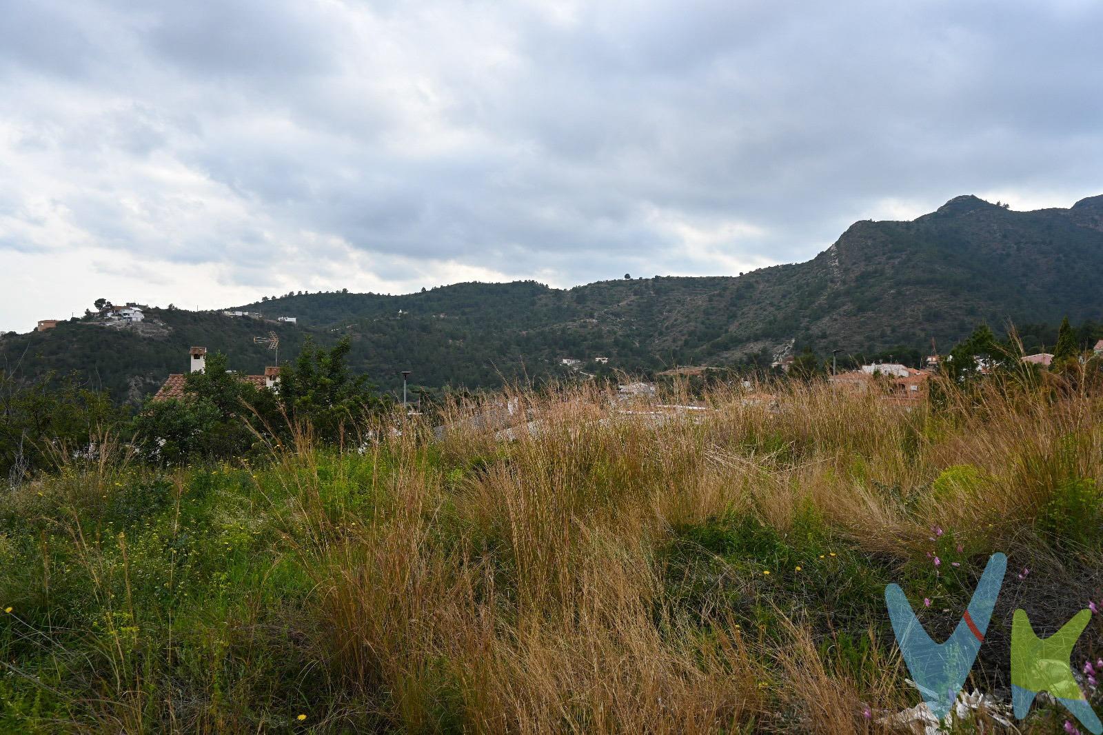 Terreno Urbano en La Vall d'Uxó - Frente a las Cuevas de San José. Oportunidad única de adquirir un terreno urbano de 452 m² en La Vall d'Uxó, Castellón. Este espacio, ideal para construir la casa de tus sueños, se encuentra ubicado justo enfrente de las famosas Cuevas de San José, desde el cual se ve el mar encuadrado con las montañas en un entorno natural de excepcional belleza. El terreno está listo para edificar y cuenta con acceso a todos los servicios básicos, incluyendo agua, electricidad y saneamiento, lo que asegura comodidad y funcionalidad. Disfruta de la tranquilidad de vivir rodeado de naturaleza, con fácil acceso a comercios, colegios y transporte público. No pierdas la oportunidad de invertir en un lugar que combina calidad de vida y belleza natural. ¡Contáctanos para más información y ven a visitar tu futuro hogar!. La descripción del presente inmueble e imágenes tienen mero carácter informativo y en ningún caso carácter contractual, pudiendo ser modificados por la inmobiliaria comercializadora sin que ello implique responsabilidad alguna frente a terceros. En el precio de venta a público, esta propiedad NO incluye los gastos de adquisición (Notario, registro, gestión, honorarios, etc…). 