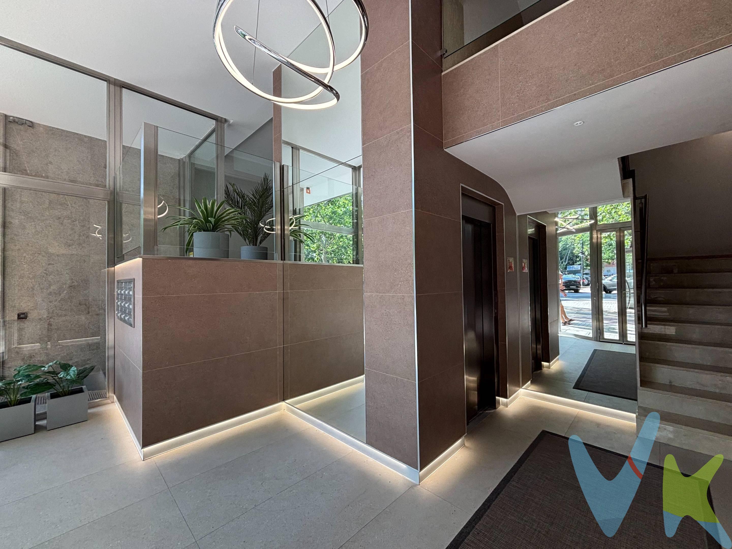 En la misma Avda. Blasco Ibáñez, número 18, RACASA MARVÁ comercializa en exclusiva un inmueble que, actualmente consta de 442 m2 destinado a oficinas. Se vende como OFICINA, o como DOS ó TRES VIVIENDAS que pueden construirse realizando el cambio de uso que puede hacerse en cualquier momento. Por lo tanto, si estás interesados EN OBRA NUEVA y comprar de UNO a TRES pisos en una de las mejores zonas de Valencia, esta es tu oportunidad. En las fotos adjuntamos una distribución posible, constatada legalmente, en la cual quedan DOS PISOS, siendo solo una idea para que puedas imaginarte la vivienda de tus sueños en Pla del Remei. El inmueble consta de TRES accesos independientes, tiene UNA plaza de garaje y es ideal como INVERSIÓN o para tener cerca a los familiares más cercanos para cuidarlos, o que nos cuiden en el futuro. Oportunidad ÚNICA DE TENER OBRA NUEVA en zona VIVEROS, entre las Universidad Europea y otras oficiales, Hospitales Clínico y Quirón, más todos los servicios que puedas imaginarte. El edificio tiene zaguán nuevo, no tiene Conserje y los ascensores están a cota cera, por lo que la accesibilidad es inmejorable. Si quieres más información, llámanos, ampliamos la información que necesites u organizarmos una visita. La oferta está sujeta a cambios de precio o retirada del mercado sin previo aviso. Este anuncio en su conjunto, incluyendo textos, fotos, imágenes o cualquier otro contenido del mismo, no es vinculante dado que la información es ofrecida por terceros y puede contener errores. Se muestra a título informativo y no contractual.. Número de Registro de Agentes de Intermediación Inmobiliaria de la Comunidad Valenciana: RAICV-3991. El precio no incluye lo siguiente: honorarios de la agencia inmobiliaria, impuestos (IVA, ITP) y otros gastos de la Compraventa (notaria, gestoría y registro). Por mandato expreso del propietario, comercializamos este inmueble en exclusiva, lo que le garantiza el acceso a toda la información, a un servicio de calidad, un trato fácil, sencillo y sin interferencias de terceros. Por este motivo, se ruega no molestar al propietario, a los ocupantes de la propiedad o a los vecinos. Muchas gracias por tu comprensión. Si eres agente inmobiliario y tienes un cliente para este inmueble, llámanos: estaremos encantados de colaborar.