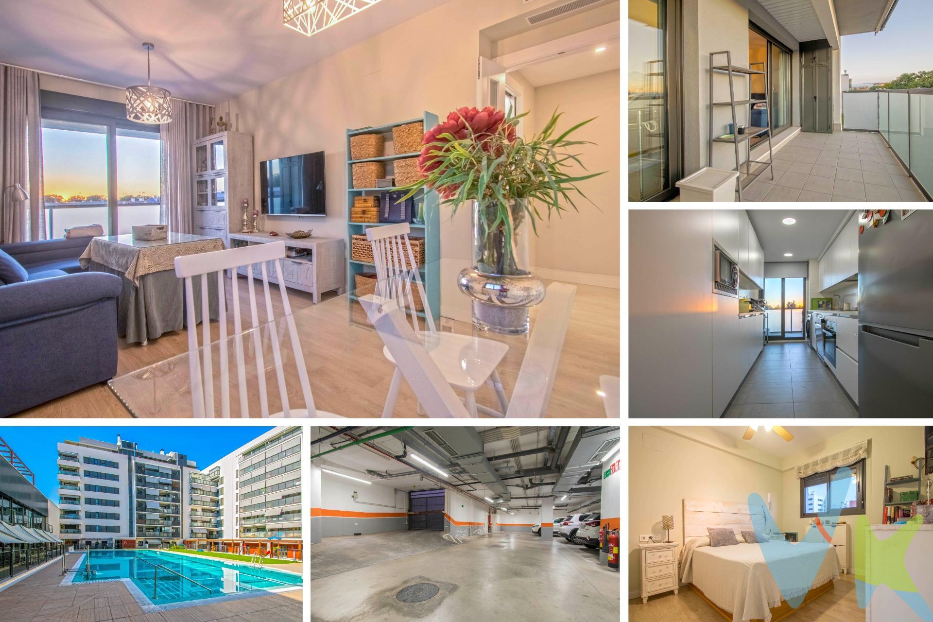 Vivienda en venta en c/ Laertes (Sevilla Este). EDIFICIO ARGOS I. Precioso piso de 97 m2 que consta de:. Hall de entrada con puerta principal blindada, cocina independiente amueblada con acceso a terraza, terraza con vistas despejadas y con acceso directo también al salón-comedor, tres dormitorios (todos con armarios empotrados) y dos baños. El dormitorio principal tiene baño en suite con placa de ducha. El segundo baño tiene bañera. Vivienda para entrar a vivir. Muy luminosa. EDIFICIO DE OBRA NUEVA. Orientación oeste en el salón y cocina y este en habitaciones. Suelos de tarima, puertas de madera lacadas en blanco, ventanas con mosquiteras y aire acondicionado centralizado frío/calor. Parking subterráneo con plaza grande. Trastero y zonas comunes: piscina, gimnasio, y salón social para celebraciones. El edificio cuenta con placas solares. Comunidad: 115€/mes. Para más información, no dude en ponerse en contacto con nosotros. Le atenderemos encantados. Informamos a nuestros clientes compradores que el precio de venta no incluye lo siguiente: Honorarios de la agencia inmobiliaria, Impuestos (I. T. P. , I. V. A. o A. J. D. , en su caso) ni otros gastos de la compraventa (gastos de Registro de la Propiedad, Notaría, Gestoría ni de posible Financiación). Documento D. I. A. a disposición del consumidor según Decreto 218/2005 Junta de Andalucía.