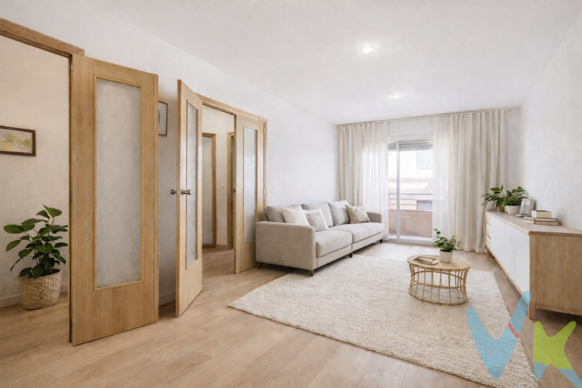  **Amplio Piso en Venta en el Corazón de Valencia**Se presenta una excelente oportunidad para adquirir un espacioso piso de 122 metros construidos en una de las zonas más demandadas de Valencia. Este inmueble, ubicado en la segunda planta de un edificio de 1979, ofrece comodidad, modernidad y funcionalidad para toda la familia. Con un aprovechamiento óptimo de sus 109 metros útiles, este piso es una joya que no querrá dejar pasar.La propiedad cuenta con cuatro habitaciones bien distribuidas, lo que la convierte en una opción ideal para familias numerosas o para aquellos que buscan espacios adicionales para oficina, estudio o habitaciones de invitados. La distribución ha sido cuidadosamente diseñada para ofrecer el máximo confort, permitiendo una amplia personalización según las necesidades del comprador.El edificio dispone de un ascensor,  brinda una accesibilidad total en todas las plantas del inmueble. Además, uno de los grandes atractivos de este piso es su plaza de garaje, un privilegio en pleno centro de la ciudad y que asegura la comodidad y seguridad para su vehículo. Contar con garaje propio es, sin duda, una de las características más valoradas en un entorno urbano.Los espacios comunes del edificio están bien cuidados, reflejando el compromiso de los vecinos con el mantenimiento y la buena convivencia. La presencia de un balcón añade un toque especial a la vivienda, permitiendo disfrutar de un espacio al aire libre donde podrá deleitarse con una taza de café por la mañana o relajarse leyendo un libro al atardecer.La ubicación es indiscutiblemente privilegiada, con acceso cercano tanto a varias líneas de metro como de autobús. Estos servicios de transporte público aseguran una excelente comunicación con todos los rincones de Valencia, permitiendo desplazarse sin complicaciones por la ciudad. Esta cercanía con el transporte público también lo convierte en una opción práctica para quienes trabajan o estudian en diversas áreas de Valencia.El barrio en el que se sitúa el piso es uno de los más consolidados y con una oferta de servicios completa. En las inmediaciones del inmueble encontrará tiendas, supermercados, colegios, y una amplia variedad de restaurantes y cafés que nutren la vida local. Vivir en esta zona es tener todo a su alcance y poder disfrutar de la proximidad a todo lo necesario para un día a día cómodo y agradable.Este piso en venta representa una oportunidad única de inversión, sea para establecer su nuevo hogar o como opción de inversión inmobiliaria. Con todas sus ventajas y características, se trata de un inmueble que invita a disfrutar de la vida urbana plenamente, sin renunciar a la calidad de vida que se busca al adquirir una nueva vivienda.No deje pasar esta oportunidad y venga a visitar este extraordinario piso en Valencia. La combinación de espacio, ubicación y facilidades lo convierte en una opción inmejorable dentro del mercado inmobiliario actual. Conviértalo en su próximo hogar y déjese sorprender por todo lo que tiene para ofrecer. Estamos seguros de que su visita le hará enamorarse de este maravilloso espacio.Agencia Registrada con el Nº 89 en el Registro Obligatorio de Agentes Inmobiliarios de la Comunitat Valenciana. Puede consultar en la web de la GVA:https://habitatge.gva.es/es/registres-en-materia-habitatgeLa oferta está sujeta a cambios de precio o retirada del mercado sin previo aviso. Este anuncio en su conjunto, incluyendo textos, fotos, imágenes o cualquier otro contenido de este, no es vinculante dado que la información es ofrecida por terceros y puede contener errores. Se muestra a título informativo y no contractual.Gastos de la compraventa a cargo de la parte compradora no incluidos en el precio del inmueble a tener en cuenta:- ITP con carácter general en Valencia es del 10%, pudiendo corresponderle otro tipo impositivo atendiendo a sus circunstancias personales (por edad, renta o situación familiar primera vivienda habitual, etc ) previstas legalmente.*Base imponible del impuesto el mayor valor entre el precio de compraventa, la tasación o el valor de referencia catastral.- Gastos de notaría y registro, en su caso, suelen oscilar aprox; entre 1,5% y 2,5% (aranceles variables según valor de compraventa, n.º de copias, etc ).- Si tramita la inscripción una gestoría, deberá abonar sus honorarios más IVA ( en este caso suele oscilar entre los 250EUR y los 400EUR + IVA).- Honorarios de mediación inmobiliaria a cargo del comprador del 3% del precio final de venta más IVA (21%), salvo otro pacto.Por mandato expreso del propietario, comercializamos este inmueble en exclusiva, lo que le garantiza el acceso a toda la información, a un servicio de calidad, un trato fácil, sencillo y sin interferencias de terceros. Por este motivo, se ruega no molestar al propietario, a los ocupantes de la propiedad o a los vecinos. Muchas gracias por su comprensión. Si usted es agente inmobiliario y tiene un cliente para este inmueble, llámenos: estaremos encantados de colaborar.Se informa al consumidor que la agencia actúa como intermediaria inmobiliaria en la operación, estando cualquier eventual compraventa y sus condiciones sujeta a la aceptación expresa del propietario-vendedor y a la posterior formalización del correspondiente contrato. 