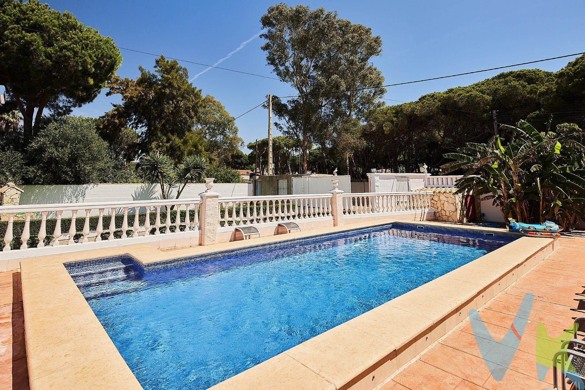 Descubre este encantador chalet, ideal para disfrutar del sol y el mar. Con sus generosos 188m² construidos sobre una amplia parcela de 1130m², esta propiedad te ofrece un refugio perfecto a tan solo 5 min de la playa de La Barrosa. En planta baja encontrarás un acogedor porche de 18m² que invita a relajarse al aire libre, así como una cocina comedor espaciosa donde podrás compartir momentos inolvidables con familiares y amigos. El luminoso salón cuenta con chimenea, creando un ambiente cálido en cualquier época del año. Además, dispone del dormitorio principal y dos dormitorios simples perfectos para alojar cómodamente a tus invitados junto con un baño completo que añade funcionalidad al hogar. En la planta alta se encuentra el distribuidor que da acceso a una espectacular terraza privada de más de 37m²; perfecta para las noches estrelladas o tomar el sol durante el día mientras disfrutas das vistas panorámicas. No olvides mencionar tu propia piscina privada (36m²) rodeada por exuberantes jardines: ¡el lugar ideal para refrescarse en los días calurosos! También hay espacio adicional gracias al almacén anexo (22m²), brindando múltiples opciones según tus necesidades ( Actualmente no están todo los metros registrados pero se ha empezado el proceso de inscripción) ¡Este chalet es todo lo que has soñado!. Gastos, Impuestos y Honorarios de la Agencia no incluidos en el precio. Si estás interesado en esta vivienda pero tienes que vender, contacta con nosotros, te ayudamos a encontrar comprador para tu vivienda. Periodo de validez de la publicación 31/12/2026. 