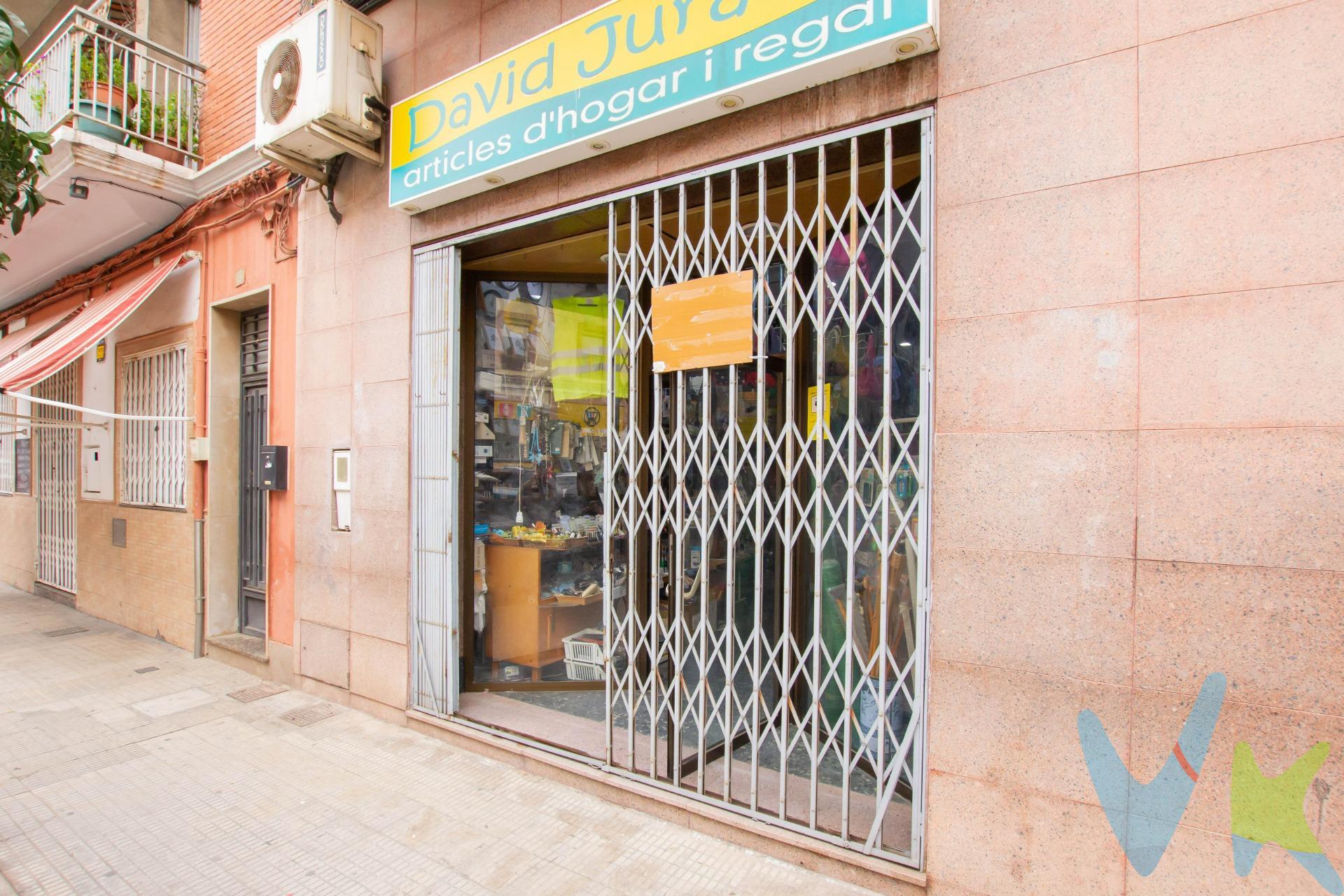 Se vende local de 96 m² totalmente equipado y listo para abrir. Actualmente dedicado a la venta de artículos para el hogar y souvenirs, con clientes fijos consolidados y alta rentabilidad mensual. Dispone de almacén, oficina, aseo, luz y agua dados de alta, bomba de frío/calor e hilo musical. Ubicado en una de las calles principales, amplia, ajardinada y con gran visibilidad, rodeado de comercios, bares y servicios: metro, autobús, Centro Comercial La Ribera, colegio, centro médico, gimnasio, McDonald’s y Burger King. 💼 Oportunidad única de negocio propio listo para empezar a trabajar desde el primer día. IMPORTANTE:. La reserva del inmueble sólo se producirá después de que una propuesta de compra haya sido expresamente aceptada por el vendedor. Al precio indicado se le sumará el Impuesto de Transmisiones Patrimoniales, gastos de notaria y registro y honorarios de agencia.