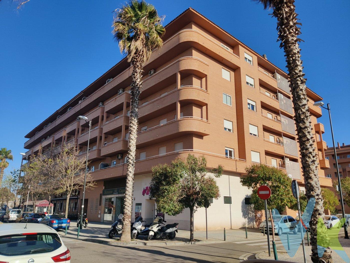 AV. DE LAS ESTRELLAS (Valdefierro frente a C.C. Alcampo).- Piso con anejos plaza de garaje y cuarto trastero. Vivienda de 94,31m2 útiles distribuidos en tres dormitorios, salón, cocina y dos baños. Terraza amplia en salón de 12 m2. Calefacción y agua caliente sanitaria individual a gas ciudad. Ascensor. Construcción del año 2002. ATENCION: Es importante destacar QUE ESTE INMUEBLE ESTÁ UBICADO EN UN ENTORNO EN VALDEFIERRO QUE PRESENTA UNA PROBLEMATICA URBANISTICA RELACIONADA CON UNA DOLINA.  Toda la información de la situación actual del inmueble se proporcionará en nuestra oficinas o en el momento de la visita. Sin embargo, queremos tranquilizar la situación, ya que está totalmente controlada y monitorizada mensualmente por especialistas. Se realizan inspecciones periódicas, mensuales, por parte del arquitecto y del geólogo contratados por la comunidad de propietarios, lo que garantiza la seguridad y tranquilidad de  todos los residentes. Es importante también resaltar que la vivienda NO SE PUEDE FINANCIAR CON PRESTAMO HIPOTECARIO, ya que las entidades bancarias deniegan tal concesión por las condiciones anteriormente mencionadas. Todas las viviendas están habitadas sin problema tanto por propietarios como por arrendatarios, lo que hace ideal este inmueble para inversores, dadas sus características y precio. Esta vivienda en concreto está arrendada con un contrato en vigor de fecha 01/05/2021. El precio indicado no incluye impuestos, gastos de notaría, registro y honorarios de intermediación. Anuncio no vinculante, puede contener errores. ¡¡¡IDEAL INVERSORES!!!