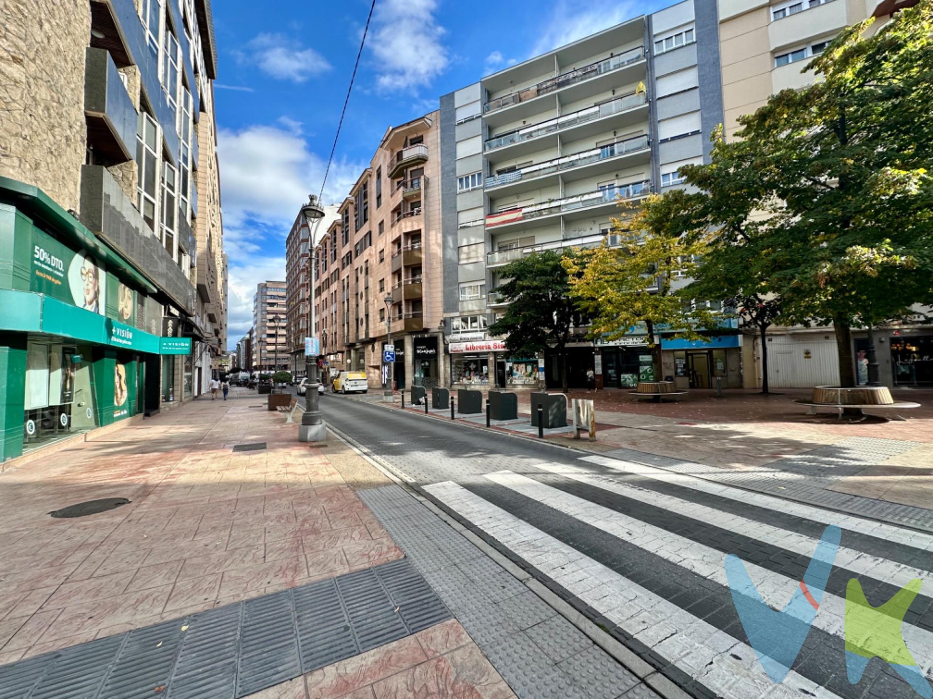 Te presentamos este espacioso piso de 130 metros cuadrados, ubicado en la 6ª planta de un bloque de viviendas de 1940 en pleno centro de Ponferrada. Esta propiedad es ideal para quienes buscan un hogar con carácter y una ubicación inmejorable. Al entrar, te recibirán un hall de entrada que da paso a un pasillo distribuidor, creando un ambiente acogedor. La cocina independiente es funcional y cuenta con un cuarto de baño, además de una habitación simple que puede servir como oficina o cuarto de invitados. . El inmueble cuenta con 2 habitaciones dobles que dan a dos patios interiores, lo que garantiza una buena luminosidad, especialmente al estar en las últimas plantas. También encontrarás en el pasillo, un cuarto de baño completo, lo que añade comodidad para ti y tu familia. En la última parte de la vivienda pero no menos importante, encontramos 1 habitación doble con armarios empotrados, perfecta para disfrutar de la luz natural y el paisaje urbano. El salón-comedor es un espacio amplio y luminoso, ideal para relajarte o recibir a tus amigos y familiares, también con vistas exteriores. En cuanto a la calefacción, actualmente es central, pero se instalarán contadores individuales por normativa, lo que te permitirá un mayor control sobre el consumo. Las ventanas son de tipo climalit con doble acristalamiento, lo que contribuye a un mejor aislamiento térmico y acústico. Aunque el edificio no cuenta con garajes, la propiedad incluye una plaza de garaje en el edificio colindante, lo que es una gran ventaja en el centro de la ciudad. 