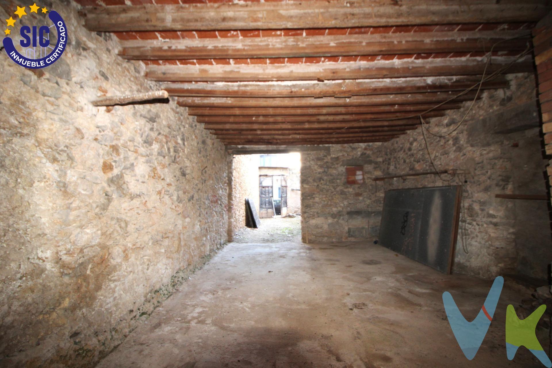 Se vende patio solar  cerrado con paredes y casa de dos alturas sin terminar y a reformar. Tiene acceso por dos calles, una puerta por Ramón y cajal para acceder al patio y otra por Pintor Sorrolla para acceder a la casa.  Ideal para construir tu hogar en un entorno acogedor, céntrico y con todos los servicios que ofrece el pueblo de Oropesa.  No dejes escapar tu sueño y ven a visitar !!!!!!. Los metros útiles son aproximados. Este inmueble es en exclusiva, con lo que le facilitamos cualquier información sobre la vivienda. Por este motivo, solicitamos no molesten al propietario, ocupantes de la propiedad, vecinos o conserje de la comunidad. . Muchas gracias por su comprensión. El precio indicado puede sufrir variaciones. En todos los casos los precios expuestos son más impuestos y gastos derivados de la transmisión del inmueble.