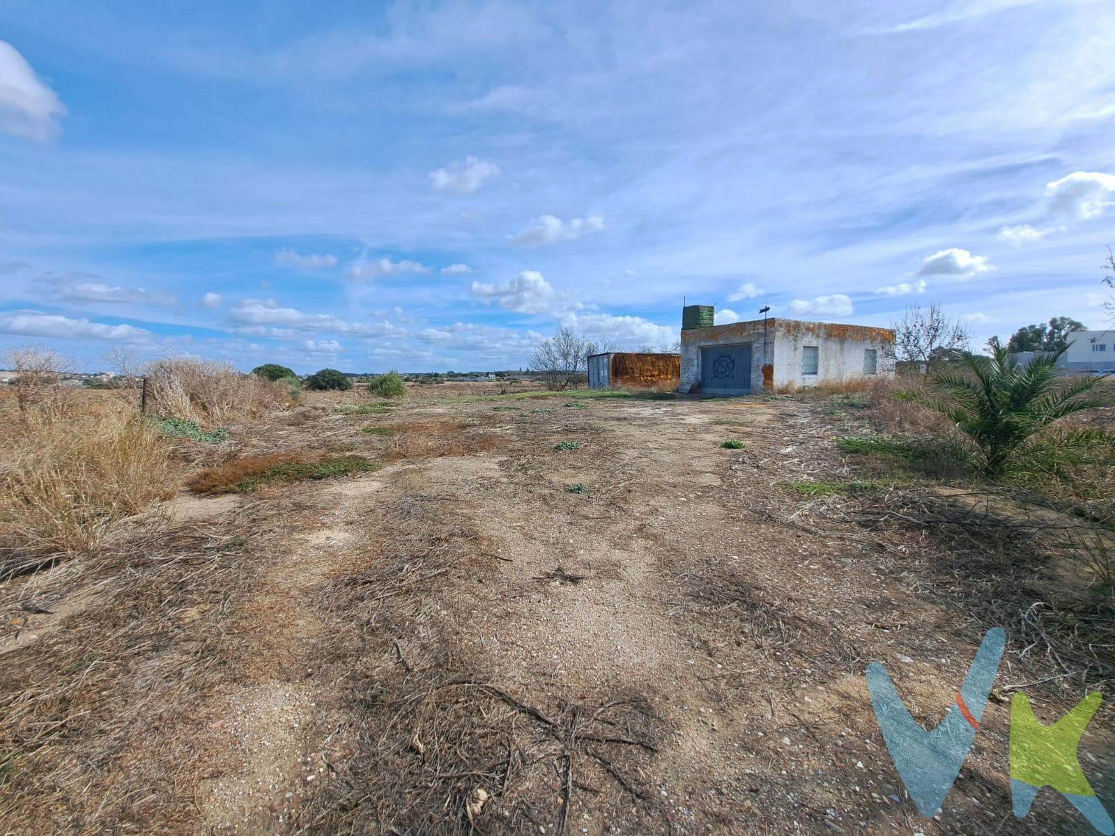 Magnífica oportunidad para quienes buscan un entorno tranquilo y natural. Se ofrece parcela segregada de 3.438 m², situada en el Camino del Bancal, zona Carretera del Molino Viejo, una ubicación bien comunicada y de fácil acceso desde el núcleo urbano de Chiclana de la Frontera. En el interior de la finca se encuentra un almacén de 51 m², ideal como espacio de almacenamiento, taller o punto de apoyo para labores agrícolas o de mantenimiento. Actualmente, la parcela no dispone de cerramiento perimetral, ni acometidas de agua o electricidad, ofreciendo así la libertad de diseñar y acondicionar el terreno según las necesidades del comprador. 📍 Características principales. •	Superficie total: 3.438 m². •	Construcción existente: almacén de 51 m². •	Terreno segregado y con acceso rodado. •	Entorno tranquilo, natural y bien comunicado. •	Ideal para uso agrícola, recreativo o de ocio. 🧾 Información urbanística. •	Clasificación del suelo: Rústico. •	Sanciones urbanísticas: Ninguna. •	Afecciones: No está afectada por zonas inundables ni áreas protegidas. ________________________________________. 🌞 Una excelente opción para quienes buscan invertir en suelo rústico con proyección, en un entorno de calma y naturaleza, cerca del centro urbano y con múltiples posibilidades de uso. De acuerdo con lo prevenido en el Decreto 218/2005, de 11 de octubre, se informa al cliente que los Gastos Notariales, Registrales, impuesto de transmisiones (ITP), Honorarios de intermediación, Gastos financieros, y otros gastos inherentes a la compraventa no están incluidos en el precio. 