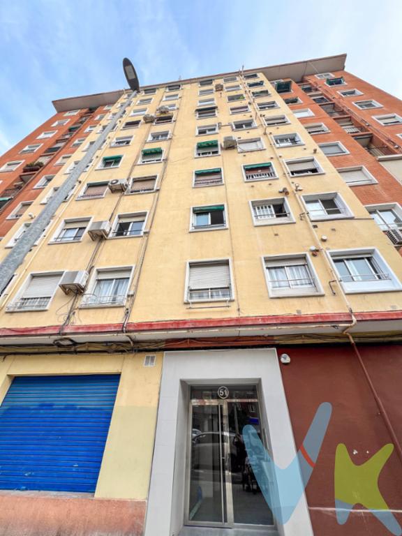 SE VENDE LA NUDA PROPIEDAD     Presentamos una oportunidad única en la zona de Camins al Grau, Valencia, con la venta de la nuda propiedad de este piso de 74 m² en un primer piso con ascensor. La vivienda, en buen estado y con una excelente orientación este, cuenta con tres habitaciones, un baño y un salón que se abre a la Plaza Org. Cabo, aportando luminosidad y vistas despejadas. No hay fotos disponibles y no se puede visitar.     La propiedad dispone de una terraza de 9 m², accesible desde la cocina, que incluye dos prácticos trasteros. La cocina fue reformada hace seis años, incluyendo nuevos electrodomésticos y un diseño de ladrillo blanco que le da un toque moderno. Los suelos son de gres claro y las paredes están estucadas, proporcionando una sensación de amplitud y luminosidad.  Las puertas son de roble y las ventanas de aluminio. El baño, revestido con azulejos blancos y equipado con sanitarios también en blanco, cuenta con una ducha de 1 metro de largo, diseñada para maximizar el confort.    El edificio tiene el patio reformado y accesible a cota 0, con una reciente actualización de hace un año ya abonada. Además, la ubicación es muy buena, tiene fácil acceso a transporte público, autobuses, supermercados y áreas verdes, lo que añade valor a esta propiedad. No pierdas esta excelente ocasión para adquirir una propiedad con gran potencial en una de las mejores zonas de Valencia.