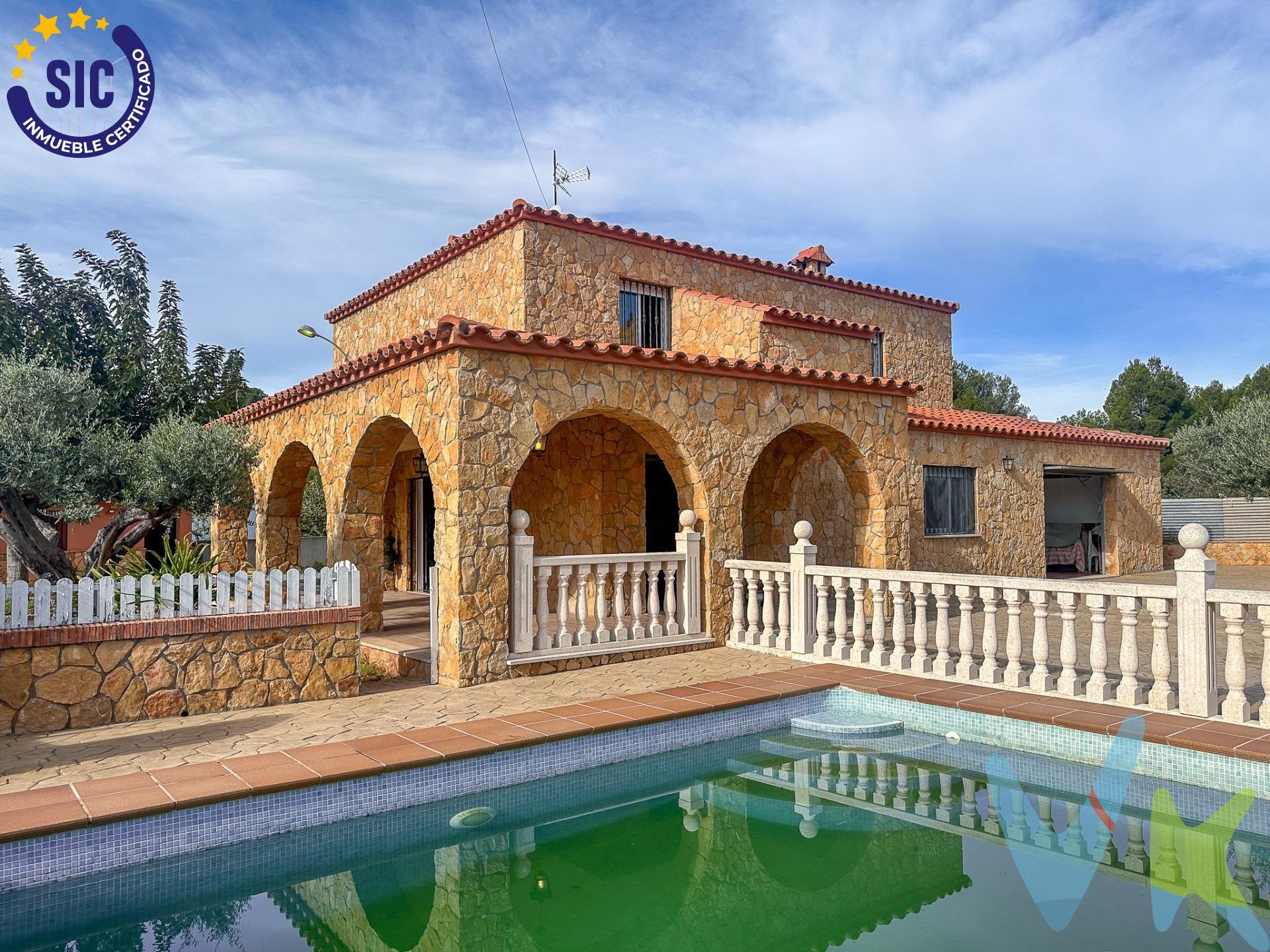 Descubre este impresionante chalet situado en un entorno natural privilegiado de la Urbanización Los Ángeles. Con una parcela generosa de 812 m² y una construcción revestida de piedra que aporta un encanto rústico, esta propiedad es perfecta para quienes buscan confort y tranquilidad. La vivienda se distribuye en dos plantas; la planta baja cuenta con un amplio comedor-salón de unos 40 m² dotado de chimenea, cocina espaciosa (20 m²) ideal para comidas familiares e igualmente equipada con su propia chimenea. Además, ofrece un dormitorio doble con armario empotrado y baño completo. En el exterior disfrutarás del esplendoroso jardín que rodea toda la casa, donde encontrarás una refrescante piscina privada junto a tu propio huerto listo para cultivar tus árboles frutales preferidos. En la segunda planta hay cuatro acogedoras habitaciones dobles también equipadas con sus respectivos armarios empotrados y otro baño completo equipado con ducha moderna. Las vistas al exterior totalmente despejadas. La zona exterior incluye otra edificación dedicada a cocina-barbacoa perfectas para reuniones al aire libre además de contar con otro baño completo, accesorio conveniente. Si necesitas espacio adicional de parking podrás usar las cubiertas adecuadamente diseñadas o aprovechar los amplios espacios disponibles fuera como áreas adicionales ideales para dejar más vehículos . Este hogar te ofrecerá todo lo necesario si buscas serenidad diaria mientras vives inmerso(a) en la naturaleza. ¡No pierdas tiempo!. Ven a conocerlo hoy mismo. Este inmueble es en exclusiva, con lo que le facilitamos cualquier información sobre la vivienda. Por este motivo, solicitamos no molesten al propietario, ocupantes de la propiedad, vecinos o conserje de la comunidad. En todos los casos los precios expuestos son más impuestos y gastos derivados de la transmisión del inmueble. 