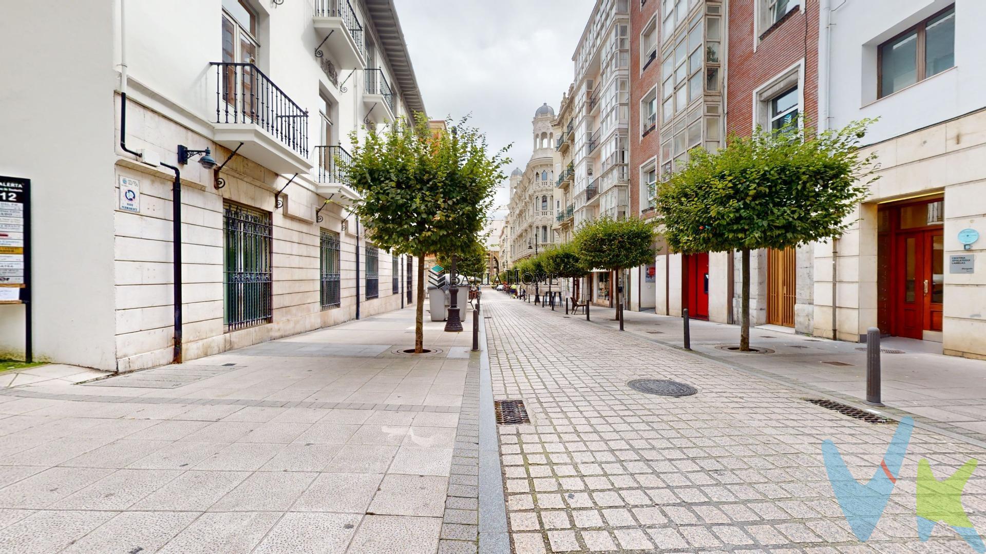✨ ¡OCASIÓN ÚNICA! Vivienda Exclusiva en el Corazón de Santander ✨. 📍 En la prestigiosa calle Marcelino Sanz de Sautuola, en plena zona noble de la ciudad, junto al Paseo Pereda y el futuro Museo de Arte del Banco Santander. Una zona en constante revalorización, rodeada de historia, cultura y todos los servicios a tu alcance. ✅ IDEAL PARA:. - Inversores que buscan alta rentabilidad. - Familias que necesitan espacio adicional. - Amantes de la vida urbana y cómoda. 🏠 Una Vivienda Singular con Gran Potencial:. Este inmueble único se distribuye actualmente en tres apartamentos independientes, lo que lo convierte en una excelente oportunidad tanto para inversión como para un proyecto de vivienda familiar. PRIMER APARTAMENTO:. - 2 dormitorios dobles. - 2 baños completos con ducha. - Salón-comedor con terraza a dos calles. - Cocina abierta e independiente. SEGUNDO APARTAMENTO:. - 1 dormitorio doble. - 1 baño completo con ducha. - Salón-comedor con galería luminosa. - Cocina independiente equipada. TERCER APARTAMENTO:. - 2 dormitorios dobles. - 1 baño completo con ducha. 🛠️ OTROS DETALLES:. - Reforma reciente, lista para entrar a vivir. - Cerramientos de PVC con Climalit: aislamiento térmico y acústico. - Encanto original: vigas de madera vistas que aportan calidez. - Ascensor a cota cero: sin barreras arquitectónicas. . 📈 POSIBILIDAD DE:. - Vivir en uno de los apartamentos y alquilar los otros dos para obtener rentabilidad. - Reunificar los tres espacios en una vivienda amplia y cómoda. 🔔 ¡Una Joya Única en el Centro de Santander!. No dejes pasar esta oportunidad exclusiva. Contáctanos hoy mismo y agenda tu visita.