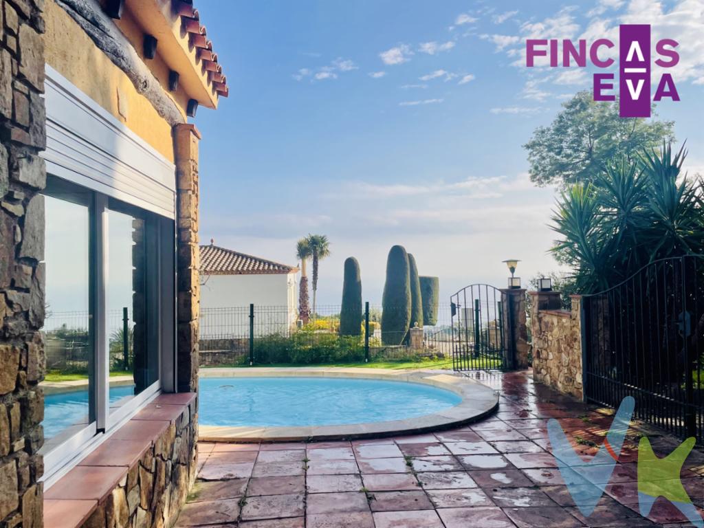 Casa ubicada en la tranquila urbanización Mas Nou, en Castell-Platja d\'Aro. Urbanización tranquila, rodeada de naturaleza y a 10 minutos de Platja d\'Aro, donde podrás encontrar todo tipo de servicios, restaurantes, actividades y sobre todo el encanto de las playas de la Costa Brava.Casa con licencia turística en perfecto estado y lista para poder rentabilizar sin necesidad de más inversión. Capacitada para alojar hasta ocho personas, dispone de magnífica piscina privada exterior, zona ajardinada y zona de barbacoa, orientada a Sur, Este y Oesta para disfrutar del sol en las zonas lúdicas de la casa y sus exteriores.Casa de dos plantas en perfecto estado, lista para entrar a vivir o para arrendar.Planta baja con dormitorio doble exterior, cocina independiente totalmente equipada con electrodomésticos exterior y gran salón comedor de 30m2 muy luminoso con chimenea. La planta también dispone de un baño con plato de ducha y anexo una habitación polivalente de 10,80m2.En primera planta ubicamos la zona de noche. Dispone de dos dormitorios dobles con armarios empotrados, uno de ellos con balcón y baño completo con bañera.Todas las estancias son exteriores y muy luminosas.Casa equipada con aire acondicionado y calefacción y aparcamiento privado.Muy buena rentabilidad para alquiler temporal o turístico.  