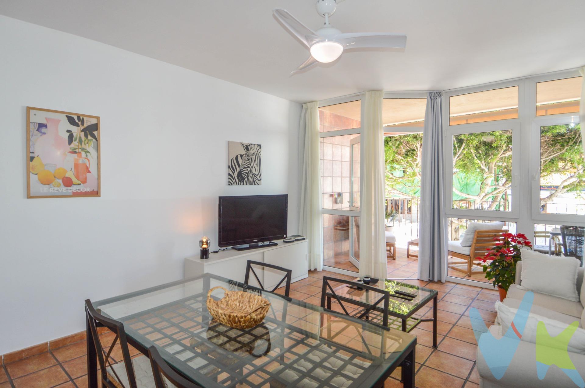 Descubre este encantador apartamento situado en una ubicación privilegiada, a tan solo 50 metros de la hermosa playa de Arguineguín. El complejo dispone de ascensor, amplio solarium y garage. Se encuentra en excelente estado, listo para entrar a vivir sin necesidad de reformas. . Ideal para disfrutar del sol y el mar, esta propiedad cuenta con una acogedora terraza perfecta para relajarse o compartir momentos inolvidables, espacioso salón bien iluminado, cocina equipada, un dormitorio y un baño completo con lavadora-secadora. . Cuota de comunidad mensual de 60 euros con gastos no incluidos. * Plaza de garage a la venta (opcional). La zona está rodeada por centros comerciales y colegios, bares, restaurantes, tiendas de moda, parada de autobús..lo que facilita un estilo de vida cómodo y práctico. . * Visitas a la propiedad *: Todos los interesados en ver la propiedad deberán presentar un documento de identificación válido, como DNI, NIE o pasaporte, antes de la visita. Además, se requerirá que firmen una hoja de visita al ingresar a la propiedad. INFORMACION ADICIONAL:. - El uso de la propiedad estará siempre sujeto a la legislación vigente. - El precio de venta no incluye impuestos ni gastos de compraventa, como el Impuesto de Transmisiones Patrimoniales (6.5% o 1% en el caso de primera transmisión más IGIC correspondiente en este último caso), honorarios del Registro de la Propiedad, notaría y gestoría. - La información sobre la propiedad está sujeta a posibles errores y cambios involuntarios. . . . 