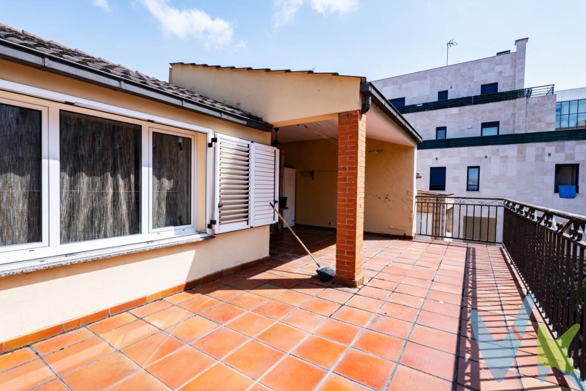 ¿Alguna vez has imaginado vivir en una casa independiente de tres plantas, con terraza soleada, patio privado y todo el espacio que tu familia necesita en pleno Gijón?Hoy os presentamos todo ello y en una de las zonas residenciales más tranquilas de Gijón, se trata de una casa independiente de tres plantas con un sinfín de posibilidades. Ideal para familias que buscan amplitud, privacidad y espacios exteriores donde disfrutar del sol.Esta propiedad ofrece espacio, independencia y versatilidad y es perfecta para familias grandes, para quienes buscan combinar vivienda y despacho en un mismo lugar, o para quienes desean invertir en una casa con opciones de redistribución.Se ubica en una zona tranquila, con buena conexión al centro de Gijón y servicios cercanos contando con espacios exteriores muy aprovechables: patio privado y terraza en altura.Además ofrece diferentes opciones de uso: vivienda unifamiliar amplia o posibilidad de plantear una futura redistribución en varias viviendas ya que en la actualidad su distribución es la siguiente:Planta baja: salón, cocina independiente, un dormitorio cómodo y un cuarto de baño completo. Desde la cocina de esta planta se accede al patio trasero, perfecto para reuniones al aire libre y con un práctico trastero de unos 20 m², ideal para almacenamiento o taller.Primera planta: Espacios idénticos a la planta baja: salón, cocina, dormitorio y baño. Además, desde esta altura se accede a la planta bajocubierta tanto por el interior como por el rellano del edificio, lo que abre interesantes opciones de independencia entre plantas.Planta bajocubierta: Tres dormitorios de buen tamaño, un cuarto de baño y una gran terraza soleada, perfecta para relajarse, tomar el sol o disfrutar de las vistas.No lo dudes más y llámanos, estaremos encantados de acompañarte a que conozcas la casa de tus sueños.En el precio publicitado no se incluyen los Impuestos de Transmisiones Patrimoniales ni los gastos de Notaría y Registro. 