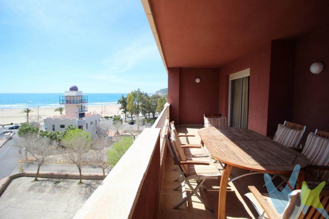 Ref. 1642 Oropesa del Mar (Castellón) Playa de la Concha. Acogedor y luminoso apartamento en buen estado de conservación , distribuido en 3 dormitorios dobles con armarios empotrados, salón-comedor, cocina americana con doble bancada, 2 baños con ducha ,  amplia terraza de 15 metros cuadrados con vistas al mar donde disfrutar con tus familiares y amigos.. Si buscas vistas al mar y poder disfrutar de zonas de ocio sin necesidad de coger el vehículo, lo has encontrado, ya que está cercano a restaurantes, supermercados, Renfe y comercios en general. A 60m de la playa de la Concha y a 400m de la playa de Morro de Gos, playas de arena, de agua cristalina con bandera azul, y a 700m del centro urbano. . . El precio de venta NO INCLUYE Impuestos (I.V.A. o I.T.P.), gastos de Notaría, gastos de Registro de la Propiedad, gastos de tramitación de Escrituras ni gastos de financiación (si se precisa). Consulte Honorarios Profesionales de Agencia Inmobiliaria.