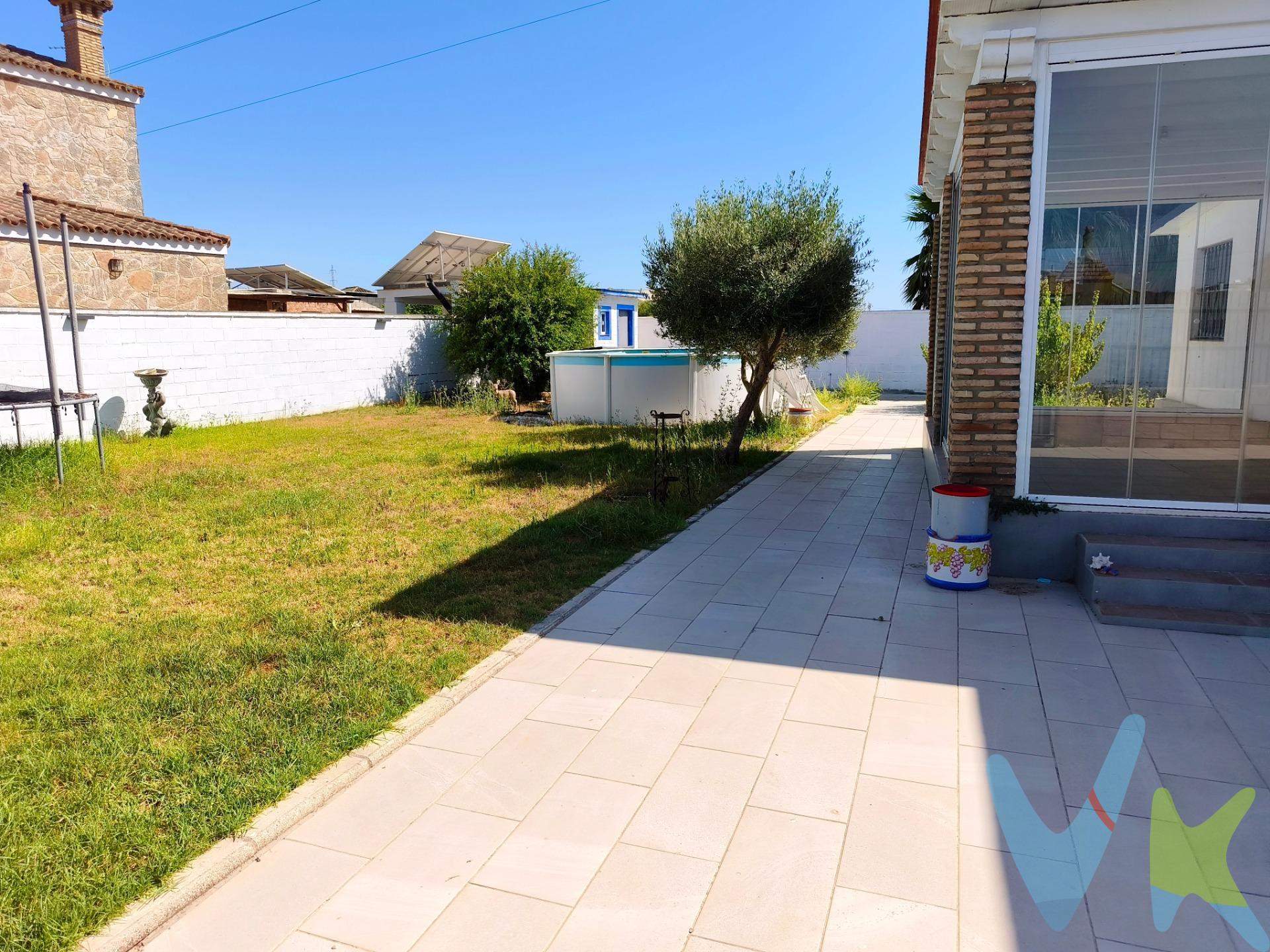 Se vende parcela proindivisa NO HIPOTECABLE de 680 metros con una casa de 90 metros cuadros. Tiene luz y agua de red con contadores independientes. Esta vivienda ha sido reformada y se presenta con acabados modernos, destacando su salón comedor diáfano con cocina integrada que ofrece acceso directo a un porche techado y acristalado, ideal para disfrutar durante todo el año. La casa cuenta además con tres cómodos dormitorios, un baño completo y un hall de entrada acogedor. En el exterior encontramos una piscina desmontable perfecta para los días calurosos, así como zona privada para aparcar vehículos y un amplio trastero perfecto para almacenamiento adicional. El jardín proporciona espacio verde donde relajarse o socializar al aire libre. Localizada en una tranquila comunidad habitada durante todo el año pero convenientemente situada a solo quince minutos en coche tanto del mar como de diversas áreas comerciales. PARA MÁS INFORMACIÓN CONTACTA CON NOSOTROS. Por mandato expreso del propietario, comercializamos este inmueble en exclusiva, lo que le garantiza el acceso a toda la información, a un servicio de calidad, un trato fácil, sencillo y sin interferencias de terceros. Por este motivo, se ruega no molestar al propietario, a los ocupantes de la propiedad o a los vecinos. Muchas gracias por su comprensión. Si usted es agente inmobiliario y tiene un cliente para este inmueble, llámenos: estaremos encantados de colaborar. De acuerdo con lo prevenido en el Decreto 218/2005, de 11 de octubre, se informa al cliente que los gastos notariales, registrales, I.T. P., honorarios de intermediación, gastos financieros, y otros gastos inherentes a la compraventa no están incluidos en el precio. IMPUESTOS A CARGO DEL COMPRADOR: En el caso de ITP (Impuestos de Transmisiones Patrimoniales) el 7% sobre el mayor de los valores entre el precio de venta o el valor de referencia catastral, pero en casos especiales se puede ver reducido al 6% o al 3,5% en función de las condiciones del comprador, en virtud de lo dispuesto en el Ley 5/2021, de 20 de octubre, de Tributos Cedidos de la Comunidad Autónoma de Andalucía. NOTARIA y REGISTRO: Son gastos sometidos a arancel, el importe exacto dependerá del precio final de la compraventa, número de copias de la escritura, número de páginas de la escritura, complejidad, etc., todo ello de acuerdo con lo dispuesto en el anexo I del Real Decreto 1426/1989, de 17 de noviembre, por el que se aprueba el Arancel de los Notarios, y con el Real Decreto 1427/1989, de 17 de noviembre, por el que se aprueba el Arancel de los Registradores de la Propiedad. HONORARIOS PROFESIONALES DE LA AGENCIA INMOBILIARIA: No incluidos en el precio de compra, y su importe a cargo del comprador será de un 3% más IVA sobre el precio de venta. Se ruega contacten directamente con la agencia a fin de poder facilitarles una oferta personalizada que incluya el cálculo del precio definitivo en función de las circunstancias personales de cada comprador. . 