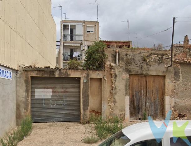 Ubicado en pleno centro de Vila-seca, en la Calle de la Riera, este solar ofrece una oportunidad única tanto para la construcción de un proyecto residencial como comercial. A tan solo unos pasos del casco antiguo y del Ayuntamiento, goza de una ubicación inmejorable, rodeado de una amplia oferta de servicios, comercios y excelentes conexiones de transporte. El terreno cuenta con un total de 232 m², distribuidos en dos fincas unidas, lo que otorga una gran versatilidad en su uso. El solar permite la edificación de una planta baja (PB) más dos plantas superiores, además de un altillo, lo que proporciona amplias posibilidades para desarrollos tanto de viviendas como de locales comerciales. La proximidad a los principales puntos de interés de la ciudad y su excelente accesibilidad hacen de este terreno una opción ideal para aquellos que busquen invertir en una zona de alta demanda y crecimiento. ¡No pierda la oportunidad de desarrollar su proyecto en una ubicación estratégica y de gran visibilidad!