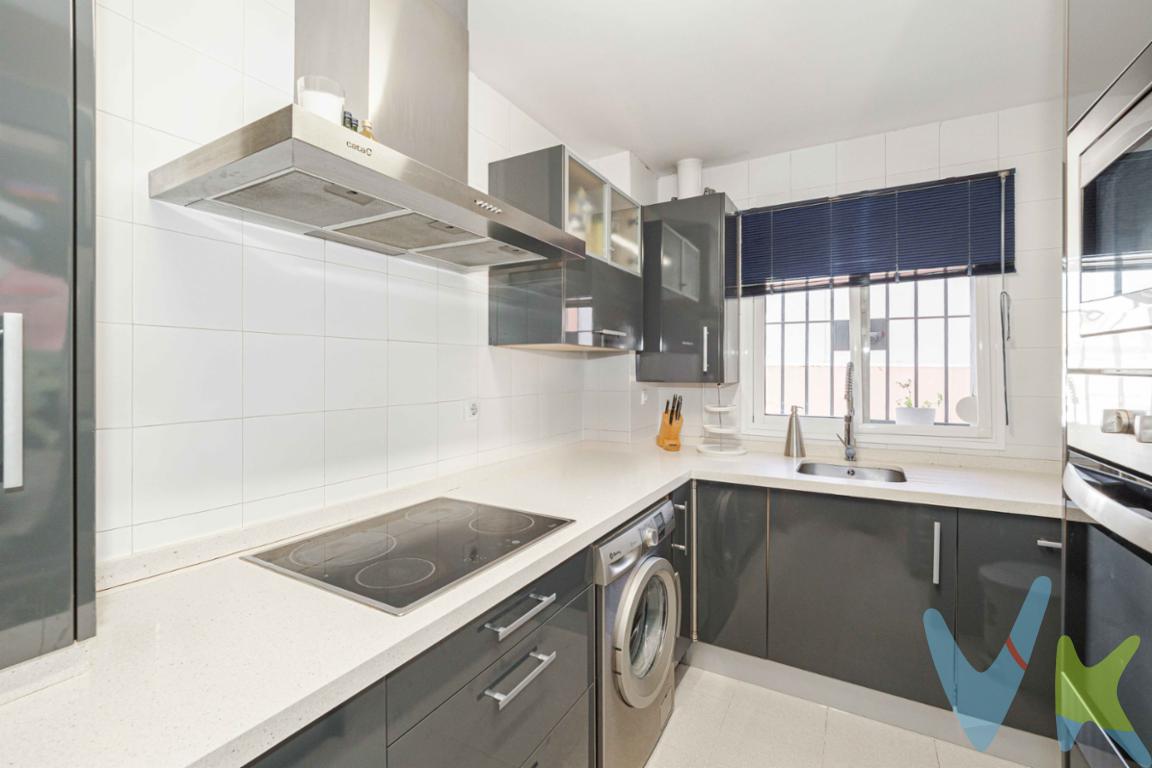 Este fantástico piso de VPO situado en la Avenida Cristóbal Colón, numero 38, en Dos Hermanas (Sevilla), es un espacio que respira vida propia.

Cuenta con 78 metros cuadrados, tiene algo auténtico, algo que te hace sentir que puedes crear recuerdos aquí.

Un lugar con rincones propios:
- 3 habitaciones: Cada una con su personalidad, Una de ellas, la principal, con baño en suite.
- Dos baños: Uno compartido, práctico para el día a día; el otro, privado, es un lujo discreto que añade tranquilidad.
- Salón-comedor: Un espacio donde la luz juega con las sombras, perfecto para compartir risas, cenas o simplemente estar.
- Cocina equipada: Un corazón práctico donde preparar comidas que saben a hogar.

Tiene cosas que te hacen sentir en casa:
- Garaje privado: Tu coche está seguro, como una extensión de tu espacio.
- Trastero muy amplio: Un rincón extra para cosas que guardas con sentido, sin estorbar.

Dos Hermanas es una ciudad con su ritmo, cerca de lo que necesitas – colegios muy cercanos como El Palmarillo, Cervantes y Vicente Aleixandre. Supermercados tales como Lidl a 700 metros, Coviran, Mercadona o Carrefour.

Es un piso que no grita lujo, pero susurra comodidad. Un lugar donde puedes vivir de verdad, con espacios que se adaptan a cómo eres. ¿Te imaginas despertarte aquí, con lo que más te importa cerca?
Si todo lo que ves te gusta, no dudes en visitarlo.

Informamos que el precio de venta no incluye: Honorarios de la agencia inmobiliaria, impuestos (el Impuesto de Transmisiones Patrimoniales, IVA o AJD, en su caso), otros gastos de la compraventa (gastos de registro de la Propiedad, Notaría, gestión ni de posible financiación). Documento D. I. A. a disposición del consumidor según Decreto 218/2005 Junta de Andalucía.
