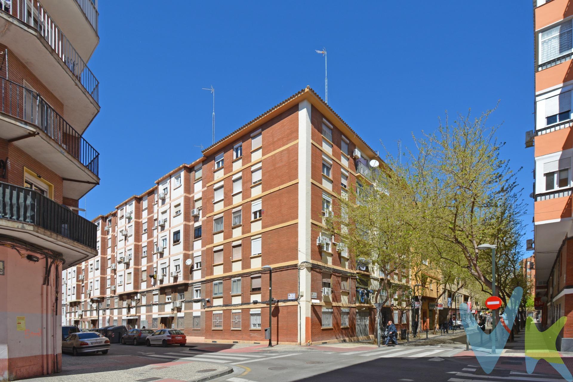 OCASIÓN EN LA ALMOZARA - C/ RIO CINCA. Piso para reformar de dos dormitorios, salón, cocina independiente y un baño. Finca del año 1963. Entresuelo interior con terraza de usufructo en la cocina. FINCA CON ASCENSOR. Suelos de baldosa, puertas y ventanas de madera. FINCA CON TOMA DE GAS. Suministros de baja. Gastos de comunidad de 30€. . IDEAL PARA INVERSORES O PARA REFORMARLO A TU GUSTO.  . Al lado de Avd. Puerta Sancho y Avd. Pablo Gargallo, y al lado de zonas verdes como Parque de La Aljaferia y Parque de Los Jardines de Atenas. Transportes y comercios de todo tipo a un paso de la vivienda. No te pierdas el tour 360º y el reportaje fotográfico que hemos preparado para ti. BUSCAMOS SOLUCIONES🏡,. ENCONTRAMOS HOGARES💙. Si necesitas financiación no lo dudes, tenemos asesoramiento financiero sin compromiso. Infórmate. IMPORTANTE: El precio no incluye impuestos, gastos de notaría, registro ni honorarios de intermediación. Este anuncio tiene carácter informativo y no es contractual. Puede estar sujeto a errores o modificaciones.