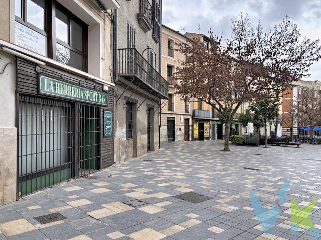 Facilidades en la forma de pago. Se vende local comercial en C/ Herrerías nº 32, bajo (antigua Cervecería) en Tudela, ubicado en una zona consolidada con tránsito peatonal y buena visibilidad, lo que lo convierte en una excelente oportunidad de inversión o implantación de negocio. El local dispone de 90 m² construidos, no dispone de salida de humos, con una distribución amplia y funcional que permite su adaptación a múltiples usos: comercio, despacho profesional, clínica, centro de tatuajes o servicios. Cuenta con rampa de acceso garantizando accesibilidad universal, así como suministros de luz y agua dados de alta, facilitando una puesta en marcha rápida de la actividad. El espacio dispone de dos aseos. Además de suelos de madera y una estética cuidada y muy personalizada. Una propiedad con gran potencial de rentabilidad, apta para distintos modelos de negocio y con posibilidad de adaptación según normativa vigente. El Ayuntamiento no concede licencias de actividad para Hostelería y Restauración por considerarse zona saturada.