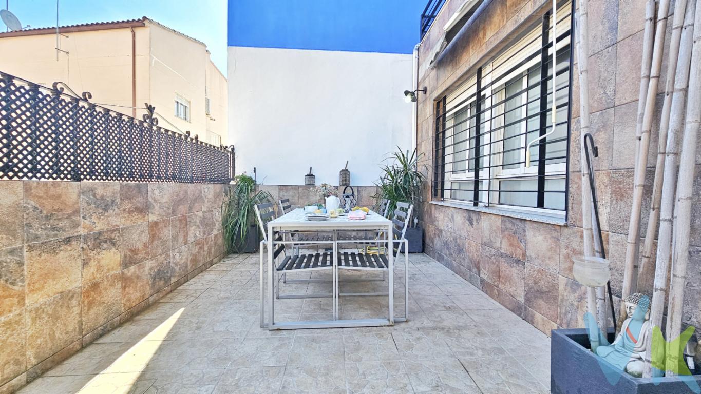  Si está en busca de la vivienda ideal en la bella localidad de Benimuslem, esta magnífica casa adosada es la opción perfecta para usted. Ofrecemos a la venta un inmueble que combina confort y funcionalidad en un entorno conocido por su tranquilidad y accesibilidad. Este hogar, construido en el año 2000, promete ser el lugar perfecto para establecerse y disfrutar de una calidad de vida superior.Con un total de 138.54 metros construidos y 119.87 metros útiles, cada rincón de esta propiedad ha sido diseñado para maximizar el espacio y ofrecer una experiencia de vida cómoda. La casa cuenta con cuatro amplias habitaciones, proporcionando el espacio necesario para toda la familia o para acomodar visitas frecuentes. Además, dispone de un aseo cuidadosamente distribuido para mayor practicidad.Las comodidades de este inmueble no se detienen ahí. La propiedad incluye un garaje amplio, asegurando que sus vehículos estén siempre resguardados y a salvo. Dispone también de un trastero, un valioso espacio extra para el almacenamiento de objetos personales o herramientas. Estos elementos complementarios añaden un gran valor a esta ya impresionante oferta.Disfrute de los días soleados de Benimuslem desde su propio balcón, un lugar ideal para relajarse después de un largo día o para tomar el desayuno con vistas al encantador vecindario. La ubicación es excepcional, pues se encuentra en una zona bien conectada a través de diversas opciones de transporte. Se beneficiará de la proximidad al tren, metro y autobús, facilitando sus desplazamientos diarios hacia cualquier parte de la ciudad o fuera de ella.Una de las grandes ventajas es que esta casa se vende completamente amueblada, incluyendo electrodomésticos. Esto permite que se instale sin preocuparse por la compra adicional de mobiliario o equipos, ahorrando así tiempo y recursos. La integración de estos elementos asegura una transición sin problemas a su nuevo hogar.El sistema de alcantarillado está perfectamente situado, asegurando un servicio eficiente y adaptado a las necesidades urbanas modernas. Este aspecto fundamental garantiza un entorno higiénico y libre de inconvenientes relacionados.El emplazamiento de la casa en Benimuslem no solo ofrece un entorno seguro y tranquilo, sino también un vecindario vibrante con opciones para el ocio y actividades al aire libre. Esta comunidad acoge a sus residentes con los brazos abiertos, ofreciendo una mezcla perfecta entre modernidad y tradición.No deje pasar la oportunidad de visitar este inmueble excepcional. Esta casa adosada está preparada para convertirse en el hogar de sus sueños, ofreciendo una vida de armonía y bien confort. Las visitas pueden ser organizadas a conveniencia, para que explore cada detalle de este fabuloso espacio. Contáctenos para más información y agende una visita para experimentar de primera mano todo lo que este hermoso hogar tiene para ofrecer. ¡Esperamos que forme parte de nuestra comunidad en Benimuslem y disfrute de la vida que siempre quiso! 