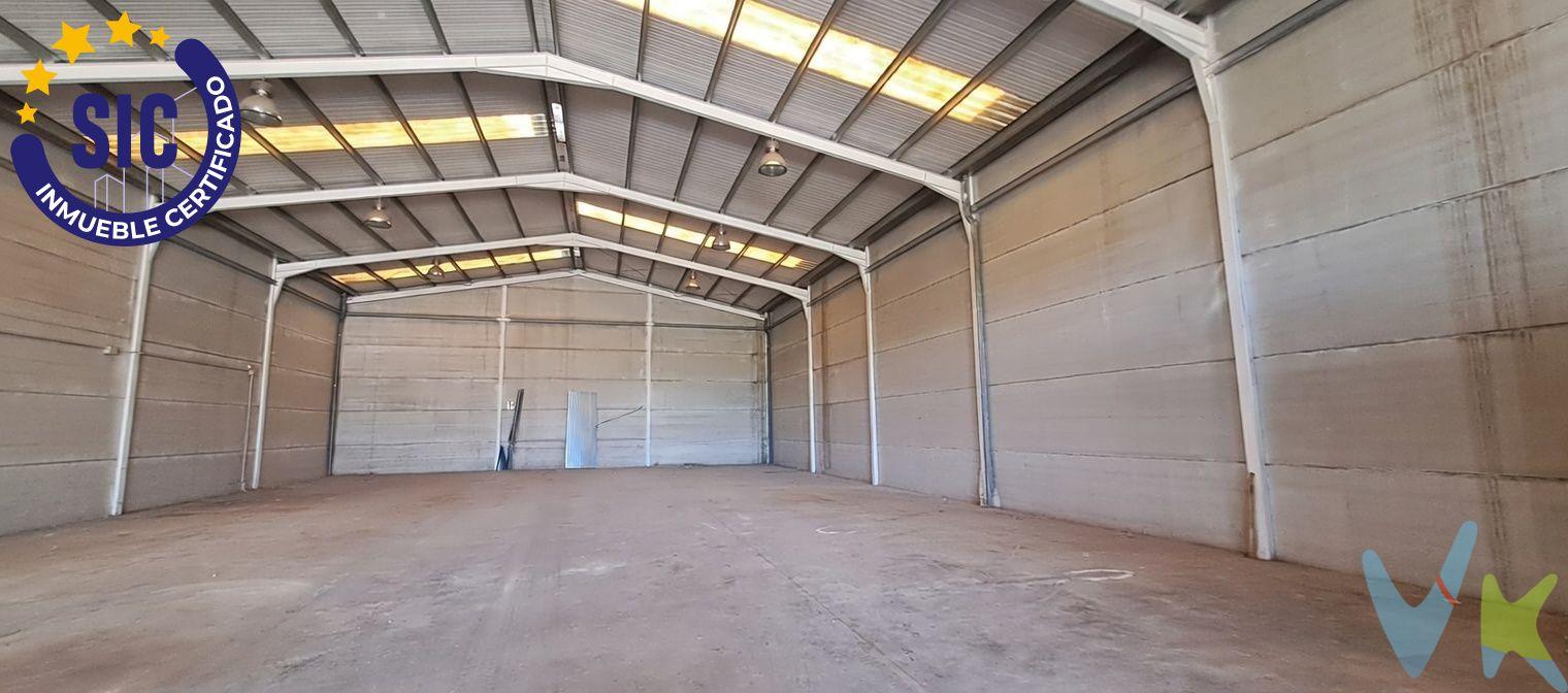 Se vende nave en el término municipal de Genovés, totalmente diáfana y desarrollada en una sola planta, ideal para uso industrial, almacén o múltiples actividades. Construida con materiales de buena calidad, ofrece una estructura sólida y duradera. El techo está realizado con paneles tipo sándwich, proporcionando buen aislamiento térmico y acústico, y las paredes están construidas con panel fenólico sobre estructura metálica. Cuenta con dos accesos independientes: uno desde la vía pública a través de un patio peatonal delantero y otro acceso directo desde el interior de la parcela, lo que facilita la operativa y distribución del espacio. La nave dispone de una superficie construida de 520,08 m², coincidente con la superficie ocupada en parcela. Además, cuenta con un patio delantero de 160 m². En su interior, dispone de una oficina de 18,42 m² y un baño de 4,13 m². La propiedad se encuentra completamente vallada, aportando seguridad y privacidad, y dispone de suministro de agua y luz. La superficie total de la parcela es de 680,08 m². Características principales:. Superficie construida: 520,08 m². Superficie parcela total: 680,08 m². Patio delantero: 160 m². Oficina: 18,42 m². Baño: 4,13 m². Nave en una sola planta. Espacio totalmente diáfano. Construcción con materiales de buena calidad. Techo con paneles tipo sándwich. Paredes de panel fenólico y estructura metálica. Doble acceso. Suministro de agua y luz. Parcela vallada. VENTA:. PVP 265.000€. Gastos e impuestos no incluidos en el precio. La compra conlleva impuestos y gastos de formalización para el comprador. A título orientativo se informa que en segundas transmisiones el ITP con carácter general en Valencia es del 10%, pudiendo existir otros tipos impositivos atendiendo a las circunstancias personales del comprador u otras circunstancias previstas legalmente. Base imponible del impuesto el mayor valor entre el precio de compraventa, la tasación o el valor de referencia catastral. En cuanto a los gastos de notaría y registro, en su caso, suelen oscilar aprox. entre 1,5% y 2,5% (aranceles variables según precio, n.º de copias y complejidad). El comprador elige notario. Si el comprador precisase de hipoteca: tasación, condiciones y costes bancarios serán según entidad elegida por el comprador, así como los gastos de gestoría, y cualesquiera otros gastos inherentes a la formalización de la compraventa que legalmente correspondan a la parte compradora, salvo pacto expreso en contrario con el vendedor. El consumidor tiene, conforme a la normativa vigente, a su disposición información y documentación adicional relativa al inmueble y condiciones de la compraventa, que podrá ser consultada en C/Joaquín Costa 4, bajo 46005 Valencia o urbe2@remax.es. Honorarios de mediación inmobiliaria a cargo del COMPRADOR: (3% del precio final de venta más IVA (21%), salvo otro pacto.); y de VENDEDOR (según acuerdo con el mismo). Se informa al consumidor que la agencia actúa como intermediaria inmobiliaria en la operación, estando cualquier eventual compraventa y sus condiciones sujeta a la aceptación expresa del propietario-vendedor y a la posterior formalización del correspondiente contrato.