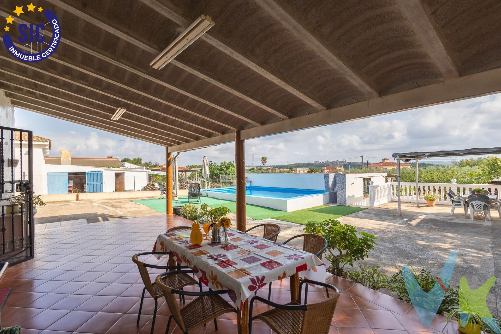 Meticulosamente cuidada, esta vivienda es el lugar perfecto para disfrutar en familia de la naturaleza y la libertad que ofrece un amplio y verde espacio. La casa, de dos plantas, es luminosa y cómoda, y está situada en un extenso terreno de 2720 m² con acceso a dos calles. Además, otro terreno de 776 m2. Planta baja:. Al entrar, serás recibido por un amplio y acogedor salón comedor, ideal para reuniones familiares y momentos de relajación. El diseño abierto y luminoso crea un ambiente cálido y agradable. En esta planta también se encuentra un baño completo, convenientemente ubicado, y un dormitorio doble que ofrece un espacio tranquilo y privado para los invitados o los miembros de la familia que prefieran estar en la planta baja. Primera planta:. Subiendo las escaleras, descubrirás varios dormitorios espaciosos, cada uno con su propio carácter y encanto. Estos dormitorios son perfectos para una familia grande o para recibir a amigos y familiares. Además, encontrarás una sala de estar, un lugar ideal para disfrutar de momentos de tranquilidad o para actividades recreativas. Completa esta planta un baño completo, equipado con todas las comodidades necesarias. Exterior:. El exterior de esta propiedad es un verdadero oasis. La piscina es el lugar perfecto para refrescarse durante los calurosos días de verano, mientras que la cocina de verano está diseñada para preparar deliciosas paellas y disfrutar de comidas al aire libre con amigos y familiares. La propiedad cuenta con dos porches estratégicamente ubicados para que puedas disfrutar del sol en cualquier estación del año, proporcionando sombra en verano y calidez en invierno. El extenso terreno ofrece un amplio espacio para aparcar varios vehículos, y está adornado con árboles frutales que no solo embellecen el lugar, sino que también te proporcionarán frutas frescas de temporada. Además, cuenta con una pequeña huerta donde podrás cultivar tus propios vegetales, fomentando un estilo de vida saludable y sostenible. Para mayor comodidad, la propiedad incluye un garaje, asegurando que tus vehículos estén protegidos y a buen resguardo. Esta casa es más que una vivienda; es un refugio de paz y comodidad, diseñado para vivir momentos inolvidables en un entorno natural privilegiado. Aquí, cada rincón ha sido pensado para ofrecerte una experiencia de vida única, combinando la tranquilidad del campo con todas las comodidades modernas. Ven y descubre el lugar donde tus sueños se harán realidad. La descripción del presente inmueble e imágenes tienen mero carácter informativo y en ningún caso carácter contractual, pudiendo ser modificados por la inmobiliaria comercializadora sin que ello implique responsabilidad alguna frente a terceros. En el precio de venta a público, esta propiedad NO incluye los gastos de adquisición (Notario, registro, gestión, honorarios, etc…). 