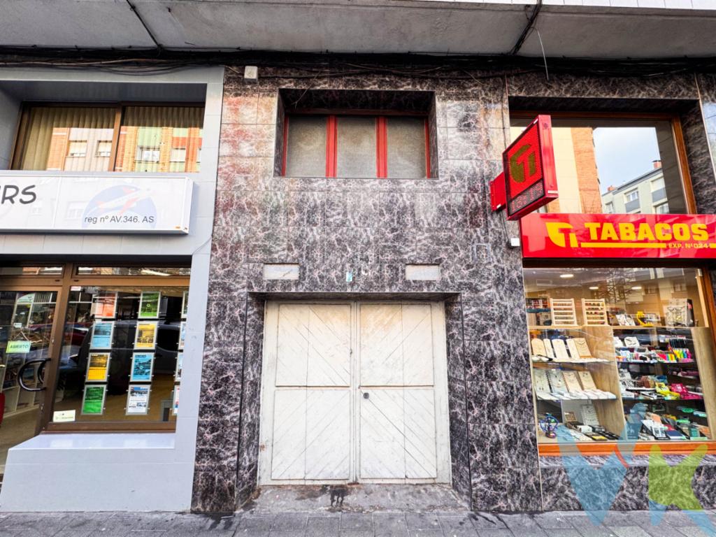 En pleno corazón del barrio del Llano, en la Calle Juan Alvargonzalez, ponemos a la venta este fantastico local comercial, con altillo, de unos 25m2 por planta. Ubicado en una de las mejores calles del barrio, donde poder hacer realidad el sueño de hacer tu propio negocio. Rodeado de todo tipo de locales tanto comerciales como de hostelería, parada de autobús municipal justo en frente, y con zona de parques infantiles y zonas verdes a menos de 3 minutos a pie. No lo dudes más y llámanos, estaremos encantados de enseñartelo.En el precio final no están incluidos el Impuesto de Transmisiones Patrimoniales ni los gastos de notaría y Regsitro.