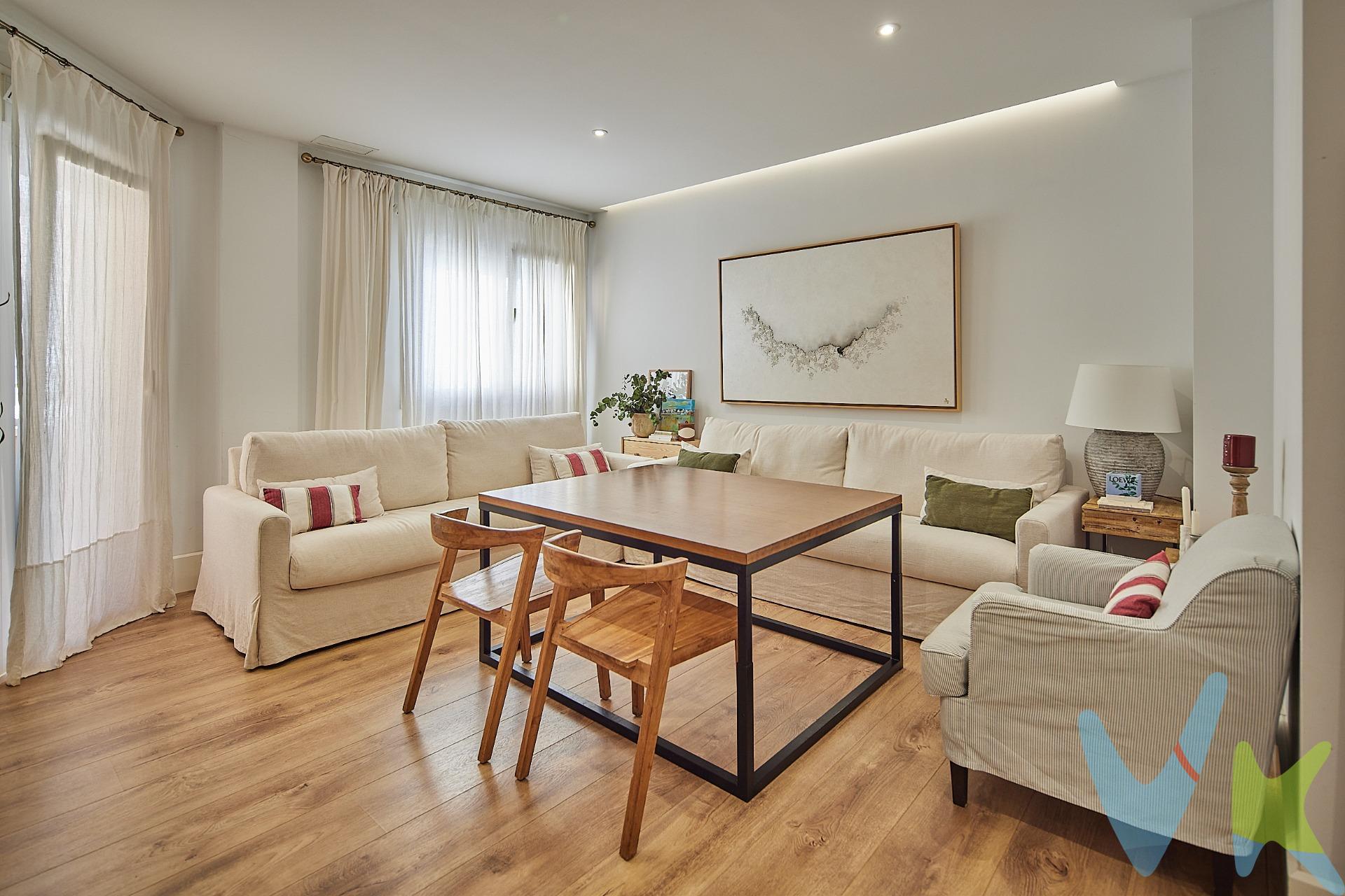 Exclusiva vivienda de lujo reformada en Zona Varela. En una de las áreas más demandadas de la ciudad te espera esta magnífica vivienda, reformada íntegramente con calidades de alta gama tipo Porcelanosa, donde el diseño, la amplitud y la luz se convierten en protagonistas. Cada espacio ha sido creado para ofrecerte no solo un hogar, sino una verdadera experiencia de vida.  Distribución y espacios:. 3 habitaciones amplias, incluyendo una suite con baño privado, una habitación individual y otra que puede adaptarse fácilmente como habitación doble. 2 baños completos, elegantes y modernos, con acabados de calidad. Salón amplio y luminoso, con acceso a una acogedora terraza que aporta calidez y amplitud. Cocina de ensueño con gran isla central, diseñada para disfrutar de la gastronomía y compartir momentos únicos en familia o con amigos.  Detalles que marcan la diferencia:. Más de 20 armarios empotrados, pensados para que el orden y la funcionalidad estén siempre presentes. Climatización centralizada con sistema Airzone, que permite regular la temperatura de cada estancia de manera independiente. Plaza de garaje amplia en el mismo edificio, junto al acceso, que garantiza máxima comodidad.  Una vivienda donde la sofisticación se une a la practicidad, situada en Varela, una de las zonas más codiciadas y con todos los servicios a tu alcance. 📞 Descubre tu nuevo hogar de ensueño. Contacta con nosotros y ven a visitarla. . * Gastos, Impuestos y Honorarios de la Agencia no Incluidos.  .  *Si estás interesado en esta vivienda pero tienes que vender, contacta con nosotros, te ayudamos a encontrar comprador para tu vivienda.