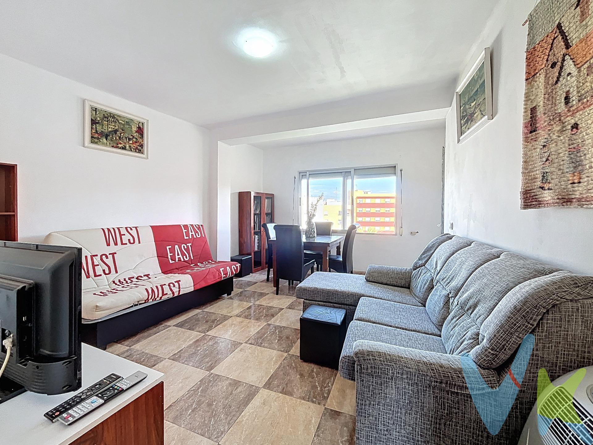 Piso luminoso en Puerto de Sagunto cerca de la playa. IDEAL INVERSORES. Se vende un estupendo piso en Puerto de Sagunto, muy luminoso, en buen estado, para entrar a vivir, amueblado y con excelente distribución. Ideal para familias, parejas o como segunda residencia cerca del mar; y si quieres empezar tu primera inversión esta es una gran oportunidad. Características principales:. 2 habitaciones. Dormitorio principal con cama de matrimonio y acceso directo a terraza acristalada con vistas maravillosas. Dormitorio secundario con litera y espacio de almacenaje. 1 baño completo, con mueble de lavabo, espejo y ducha. Cocina amplia y luminosa, con zona de desayuno, perfecta para comidas informales en familia. Salón-comedor con salida a terraza acristalada que aporta mucha luz natural y puede usarse como comedor auxiliar o rincón de relax. Extras y entorno:. Piso exterior con excelente luminosidad en todas sus estancias. Suelos de gres cerámico, buena conservación general. Excelente ubicación, con todos los servicios a mano: colegios, supermercados, transporte público y a pocos minutos andando de la playa de Puerto de Sagunto. Perfecto tanto para vivienda habitual como para disfrutar de vacaciones cerca del mar. CARACTERÍSTICAS BÁSICAS:. Superficie aproximada: 62 m2 construidos. Habitaciones: 2. Baños: 1. Salón/ comedor. Terraza acristalada. Playa: a pocos minutos. Segunda mano/ buen estado. La descripción del presente inmueble e imágenes tienen mero carácter informativo y en ningún caso carácter contractual, pudiendo ser modificados por la inmobiliaria comercializadora sin que ello implique responsabilidad alguna frente a terceros. En el precio de venta a público, esta propiedad NO incluye los gastos de adquisición (Notario, registro, gestión, honorarios, etc..).