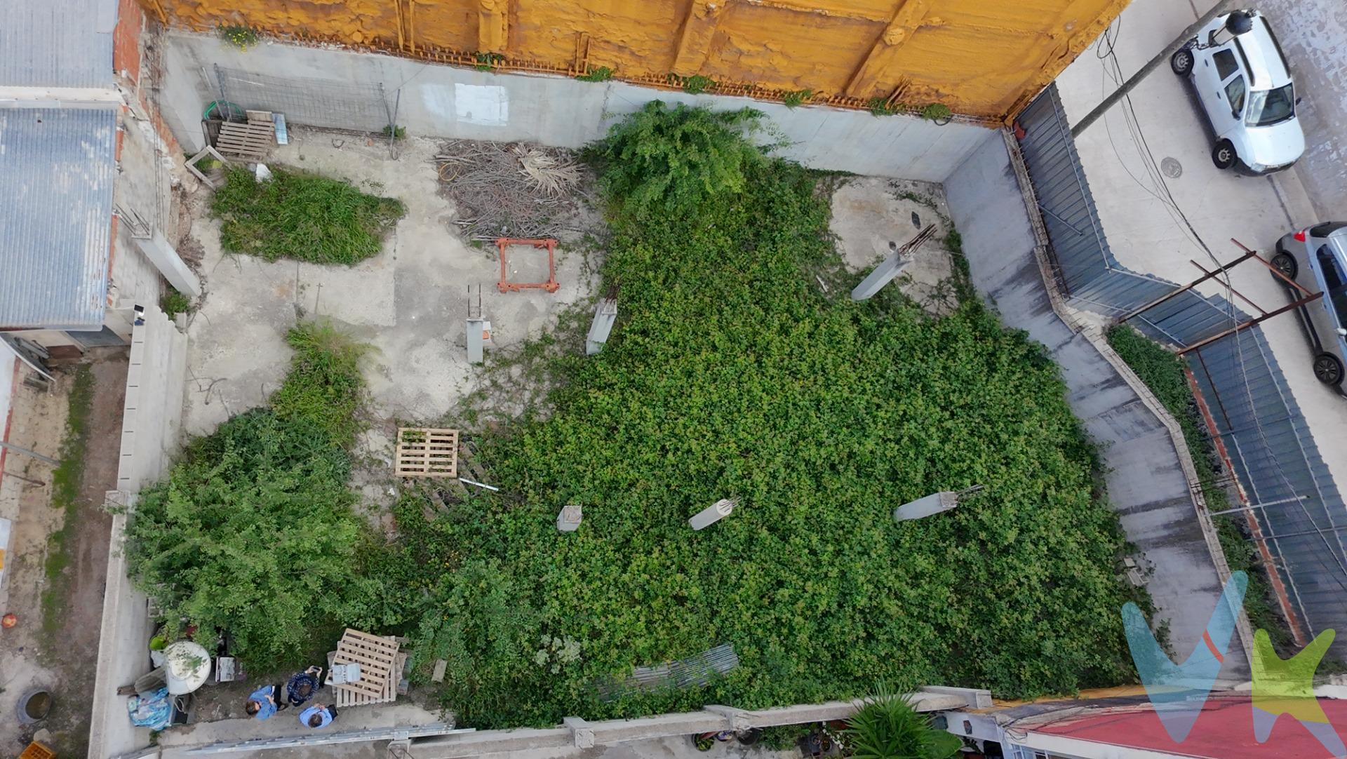 ¡Excelente oportunidad de inversión en Enguera!. Se vende este solar urbano de 250 m² con una edificabilidad estimada de 750 m², distribuidos en tres plantas: planta baja y dos plantas adicionales. Ubicado en la calle Cl Santo Tomás, 54, este terreno ofrece un gran potencial para construir tu próximo proyecto inmobiliario. La parcela permite una ocupación máxima del 100% de su superficie. El terreno se encuentra en una zona residencial con edificios bien conservados. A pocos metros, encontrarás una estación de autobuses , así como una amplia variedad de servicios y puntos de interés:. ●	Educación: A 180 metros de la Escuela Musical Santa Cecilia. ●	Comercio: A solo 60 metros de un supermercado Spar. ●	Bancos y cajas: A menos de 500 metros de bancos como Banco Santander y Caixabank. ●	Ocio: Parques cercanos como "Los Columpios" y "La Oliveta" a menos de medio kilómetro de distancia. El precio de venta es de 68.000 €, una cifra muy competitiva para el potencial que ofrece el terreno. ¡No dejes escapar esta oportunidad de construir la propiedad de tus sueños en Enguera!. ---. La descripción del presente inmueble e imágenes tienen mero carácter informativo y en ningún caso carácter contractual, pudiendo ser modificados por la inmobiliaria comercializadora sin que ello implique responsabilidad alguna frente a terceros. En el precio de venta a público, esta propiedad NO incluye los gastos de adquisición (Notario, registro, gestión, honorarios, etc…). 