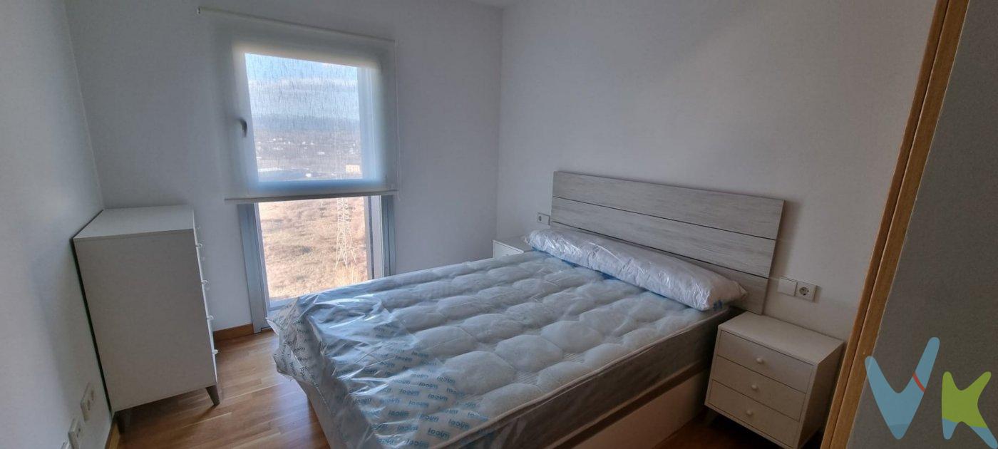 Piso en la Rosaleda de tres habitaciones, dos baños, uno en suite, salon, cocina independiente instalada, dos plazas de garaje.