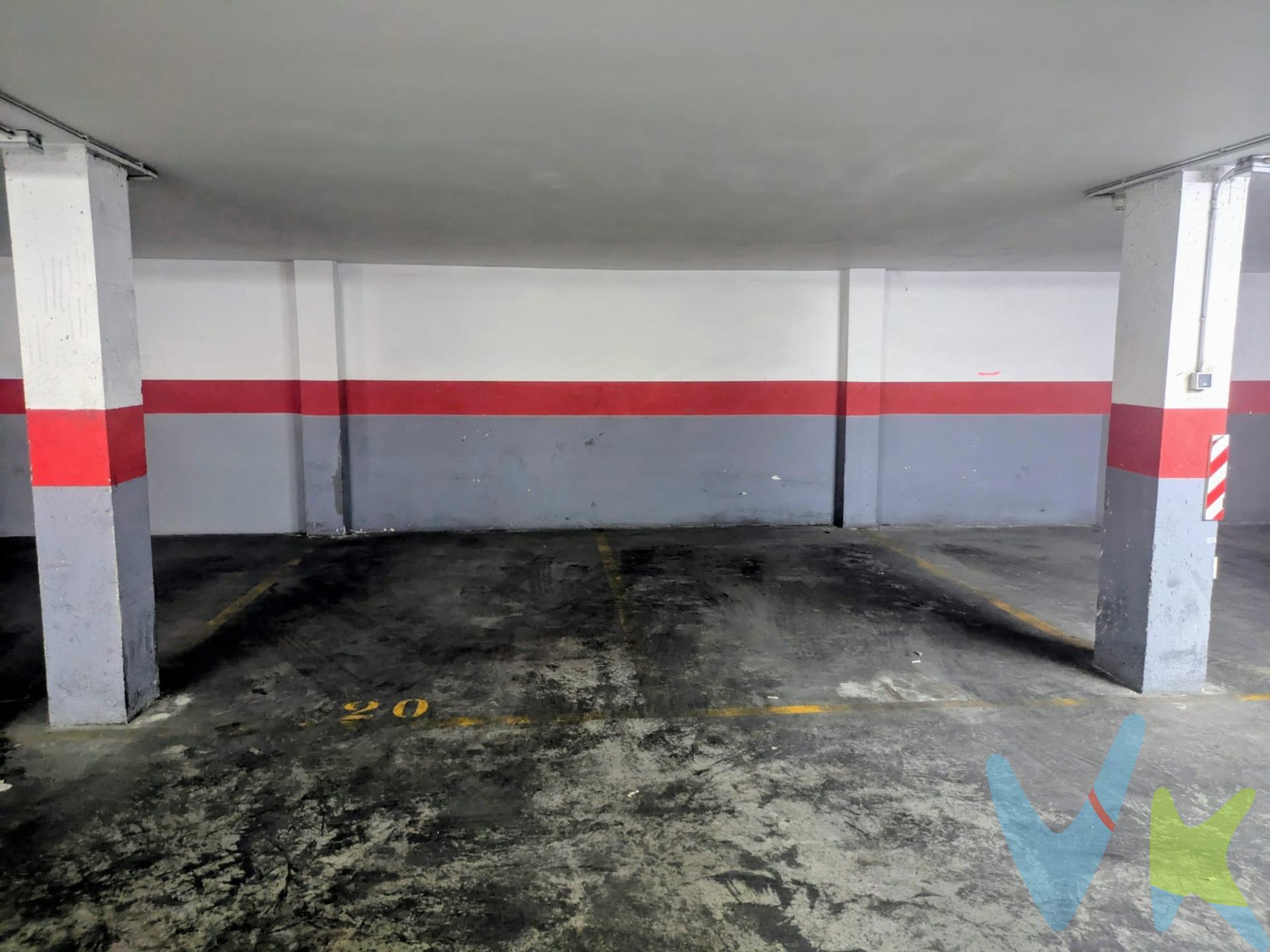 Amplia plaza de garaje en venta, ubicada en la segunda planta de sótano de un edificio céntrico muy próximo al Mercado Central y a la Plaza del Ayuntamiento, en Ciudad Vella en el barrio del Mercat. Una plaza de garaje que por su ubicación y dimensiones, 9m2, proporciona una gran comodidad a la hora de aparcar un coche grande.  El parking cuenta con rampas y ascensor para poder acceder a las plazas de garaje, sus viales son espaciosos, lo que permite maniobrar con gran facilidad. Ideal tanto para residentes como para inversores ya que ofrece una rentabilidad del 5%. Se trata de una concesión administrativa de 99 años con el Ayuntamiento. No pierdas la ocasión y ven a verla!!. En ningún caso, los textos, fotografías, imágenes, o cualquier otro contenido del presente anuncio, tienen carácter contractual, siendo validos solo como mera información. En el precio indicado en este anuncio no están incluidos los gastos propios de la compraventa, tales como impuestos aplicables y gastos de Notaría, registro, o gestoría. Tampoco esta honorarios de la inmobiliaria (que son compartidos entre comprador y vendedor), ETC. El anuncio, aunque es fiel reflejo de la información contrastada por esta empresa, puede contener errores y no tiene carácter contractual.