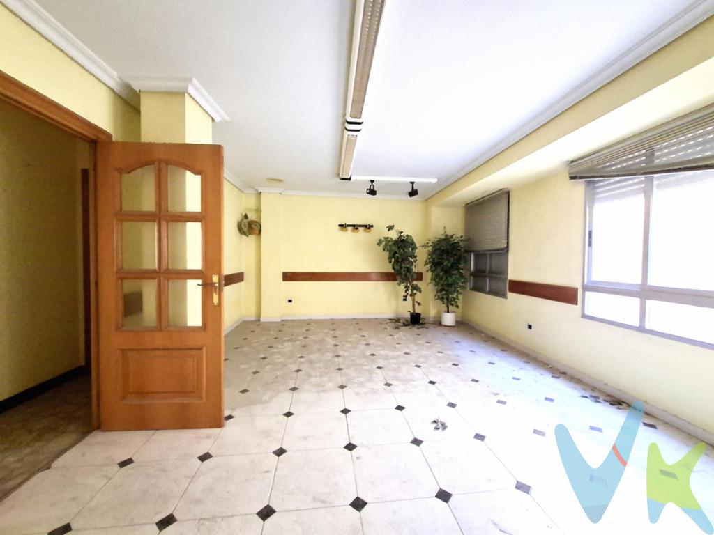  **Oportunidad Increíble en el Corazón de Castellón de la Plana**Presentamos un piso para reformar en venta situado en la prestigiosa zona del Centro - Casco Histórico de Castellón de la Plana. Esta propiedad única ofrece la posibilidad de vivir en una de las áreas más codiciadas de la ciudad, combinando comodidad y estilo en un solo lugar. Se trata de un inmueble con una ubicación inmejorable que no querrá dejar pasar.Este atractivo piso, construido en 1960, se encuentra en la primera planta de un edificio que cuenta con la comodidad de un ascensor, facilitando el acceso. Con 70 metros cuadrados construidos y 50.75 metros útiles, el espacio se optimiza perfectamente para ofrecer el máximo confort.El salón constituye el corazón del piso, un lugar perfecto para relajarse tras un largo día. Diseñado para adaptarse a sus necesidades, este espacio puede ajustarse fácilmente para ser el centro social de la vivienda. El estilo práctico y elegante del interior añade un toque moderno, invitando a la personalización según sus preferencias personales.Un valioso trastero acompaña a esta oferta, proporcionando un espacio adicional de almacenamiento indispensable para guardar artículos no esenciales en su hogar principal, manteniendo el orden y la fluidez en los espacios de vida.Vivir en el Centro - Casco Histórico permite disfrutar de un entorno lleno de cultura y tradición. Las calles están repletas de encanto, con una variada oferta de ocio, restaurantes y tiendas que satisfacen todos los gustos. La proximidad a los principales puntos de interés y a servicios esenciales como transporte público, escuelas y áreas comerciales hace de esta ubicación una opción perfecta tanto para parejas como para pequeños núcleos familiares.Este inmueble es el equilibrio perfecto entre historia y modernidad, ofreciendo una calidad de vida excepcional en uno de los barrios más encantadores de la ciudad. No deje pasar esta increíble oportunidad. Agende su visita y descubra todo lo que este maravilloso piso tiene para ofrecer. Visitarlo será el primer paso para embarcarse en una nueva etapa de su vida, llena de comodidad y estilo.Posibilidad de financiación hasta el 100%, pregúntanos por un estudio gratuito.Gastos, impuestos y honorarios profesionales de la inmobiliaria no incluidos en el precio. 