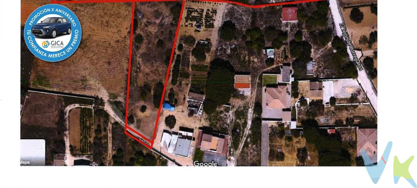 Les presentamos esta bonita parcela SEGREGADA, en forma rectangular, con 2164 m² de terreno. Se encuentra rodeada de viviendas, pero sin perder el encanto que supone la privacidad del campo y la lejanía del bullicio de la ciudad, pero con numerosos servicios en la zona, como supermercados, autobuses y colegios en su cercanía. No lo dude venga a visitarla y a descubrir el encanto de la naturaleza. Disponemos del Documento Informativo Abreviado de la propiedad (D. I. A), según Decreto 218/2005, de 11 de octubre. La Agencia Inmobiliaria también dispone de Seguro de Caución, para la garantía y protección de las cantidades económicas entregadas como señal para la reserva de una vivienda. Se informa así mismo al cliente que los gastos inherentes a la compraventa, NO están incluidos en el precio. Por mandato expreso del propietario, comercializamos este inmueble en exclusiva compartida, lo que le garantiza el acceso a toda la información, a un servicio de calidad, un trato fácil, sencillo y sin interferencias de terceros. Por este motivo, se ruega no molestar al propietario, a los ocupantes de la propiedad o a los vecinos. 