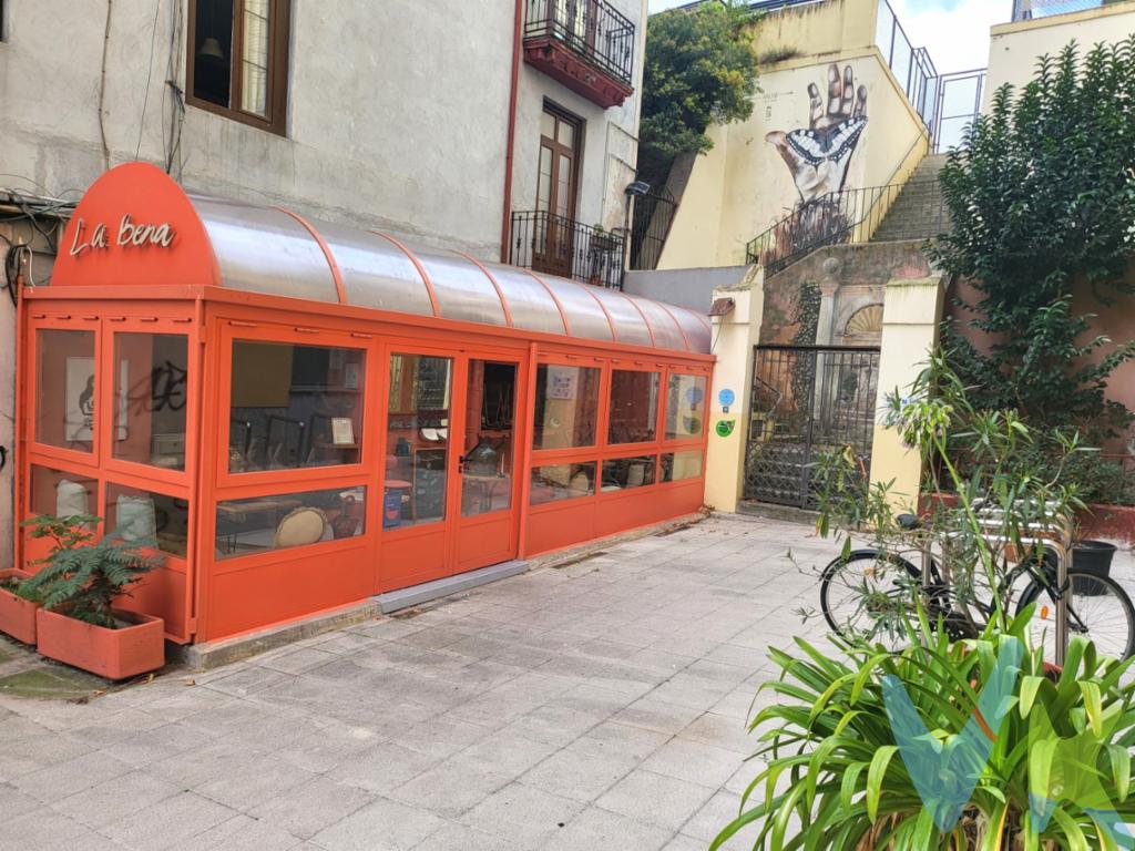 Restaurante en funcionamiento  Venta en rentabilidadOportunidad de inversión en una excelente ubicación, a escasos minutos del Paseo Pereda y Puertochico.Bar actualmente en funcionamiento, con terraza exterior cubierta.El inmueble se comercializa en rentabilidad, resultando una opción interesante para inversores que buscan un activo con actividad y rendimiento desde el primer momento.Para ampliar información sobre condiciones, rentabilidad y características del inmueble, contacte con nosotros.  