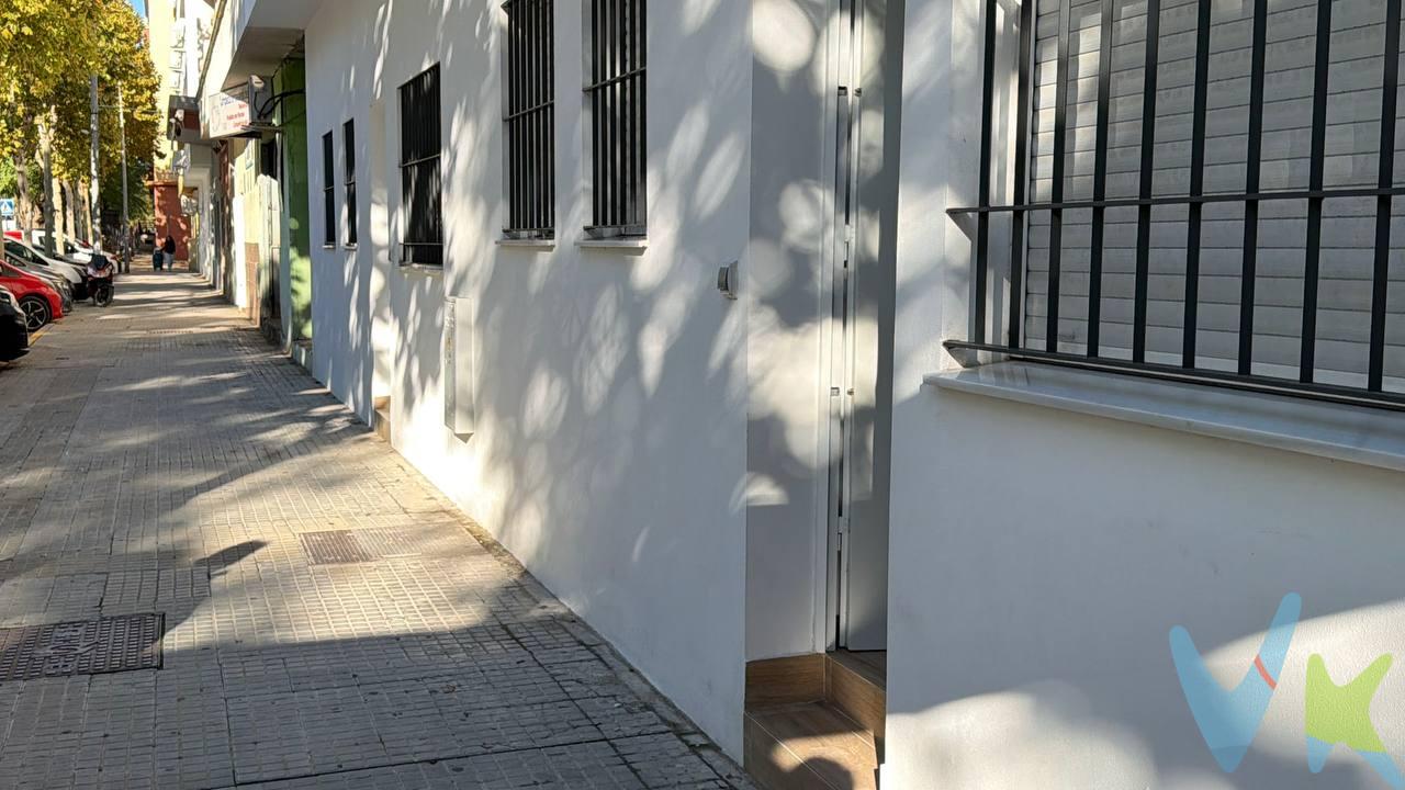 Descubre este acogedor apartamento situado en una luminosa planta baja, completamente a estrenar y diseñado para ofrecer comodidad y modernidad en cada rincón. Al entrar, te recibe un amplio salón con cocina integrada, creando un espacio abierto y funcional ideal para disfrutar tanto del día a día como de reuniones con familia o amigos. La vivienda cuenta con dos habitaciones, perfectas para dormitorio principal y cuarto adicional para invitados, despacho o zona de ocio, además de un baño moderno equipado con acabados actuales. Ubicado a muy pocos minutos de la capital y rodeado de comodidades, este apartamento se encuentra cerca de centros comerciales, supermercados, parques y todo tipo de servicios, lo que garantiza una vida práctica y bien conectada. Un hogar nuevo, cómodo y bien situado  con a seso directo desde la calle que te invita a estrenarlo. ¿Lo vemos?. . Informamos a nuestros clientes que el precio de venta no incluye lo siguiente: Honorarios de la agencia inmobiliaria, impuestos (el Impuesto de Transmisiones Patrimoniales, I.V.A. o A.J.D., en su caso), otros gastos de la compraventa (gastos de registro de la Propiedad, Notaría, gestoría ni de posible financiación). Documento D.I.A. a disposición del consumidor según Decreto 218/2005 Junta de Andalucía.
