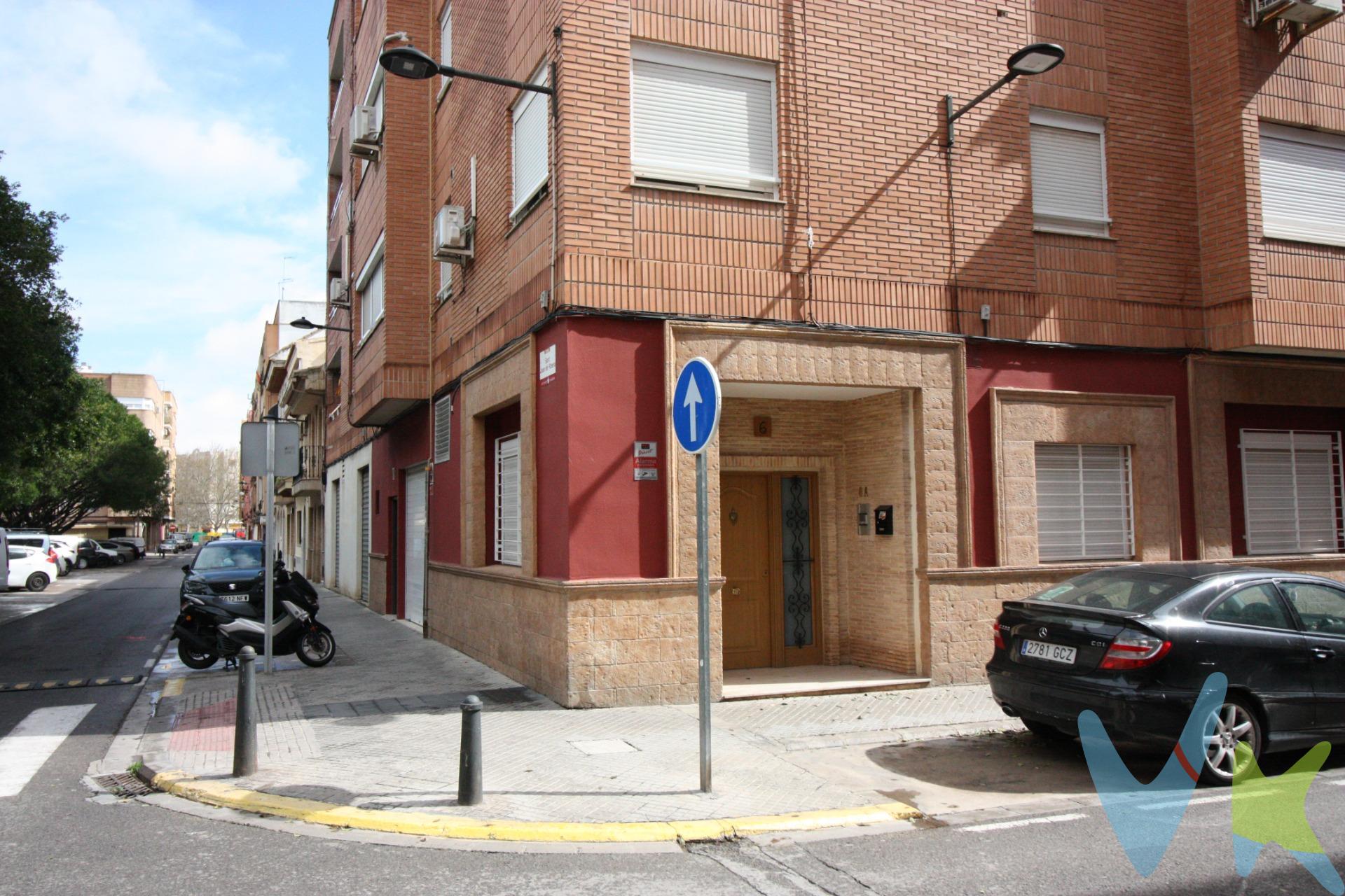 Descubre esta magnífica planta baja situada en una tranquila zona de Alaquàs, perfecta para quienes buscan confort, funcionalidad y un ambiente moderno. La vivienda destaca por su diseño práctico y luminoso, con espacios bien distribuidos que invitan a disfrutar del día a día con total comodidad. Al acceder, nos recibe un amplio salón-comedor con cocina office, un espacio abierto y acogedor que combina perfectamente la zona de estar con la cocina, ideal para compartir momentos en familia o con amigos. Dispone de dos habitaciones dobles, ambas muy luminosas y con excelente capacidad de almacenaje, además de dos baños completos con acabados actuales que aportan confort y elegancia. La vivienda se complementa con una zona de lavandería independiente, que aporta un extra de comodidad, y un garaje privado con acceso directo, lo que convierte este hogar en una opción práctica y segura. En resumen, una vivienda moderna y funcional lista para estrenar, donde cada detalle ha sido pensado para ofrecer bienestar, comodidad y calidad de vida en una de las mejores zonas de Alaquàs. Entra en nuestro tour y disfruta: https://my.matterport.com/show/?m=3GLBGBt8Wf7. Los datos e información contenida en este anuncio no son vinculantes sino meramente informativos, la oferta está sujeta a cambios de precio, textos, fotos o cualquier otro contenido inesperado, la inmobiliaria se reserva el poder de modificarlo en cualquier momento. La venta de esta vivienda se gestiona mediante contrato de EXCLUSIVA COMPARTIDA por lo que se trabaja con más de 150 Inmobiliarias. Los gastos de la venta tales como notaría, registro y honorarios no están incluidos en el precio. . . . 