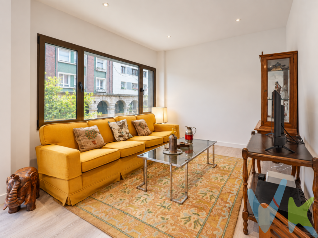 Estrenar vivienda en pleno centro de Gijón y a escasos minutos del mar no es algo que aparezca todos los días.En la calle Marqués de San Esteban presentamos esta vivienda completamente nueva, resultado de un reciente cambio de uso de oficina a vivienda y una reforma integral que ha permitido crear un espacio moderno, cómodo y pensado para disfrutar desde el primer día.La vivienda dispone de dos dormitorios, destacando el dormitorio principal por contar con un amplio vestidor, aportando un espacio de almacenamiento especialmente práctico y funcional.La zona de día se organiza en una amplia estancia abierta de salón y cocina, concebida como el verdadero corazón de la vivienda: un espacio actual, luminoso y versátil en el que cocinar, comer, descansar o recibir visitas se integra de forma natural.Además, cuenta con un cuarto despensa independiente, un detalle cada vez más valorado que permite ganar capacidad de almacenaje y mantener despejada la zona principal de la vivienda.Todo ello en una ubicación difícil de mejorar: en pleno centro de Gijón, a aproximadamente dos minutos caminando de la Playa de Poniente y con comercios, supermercados, restauración y todo tipo de servicios en el entorno inmediato. Las principales estaciones y conexiones de transporte se encuentran también a menos de cinco minutos.Una vivienda completamente a estrenar y lista para entrar a vivir, ideal para quien busca comodidad, una distribución moderna y la posibilidad de disfrutar del centro de Gijón y del mar prácticamente a la puerta de casa.Una oportunidad diferente en una de las zonas más demandadas y mejor comunicadas de GijónSe informa a los interesados de que el precio de venta no incluye el Impuesto de Transmisiones Patrimoniales (ITP), ni los gastos de notaría, registro de la propiedad y otros gastos asociados a la compraventa, así como tampoco los honorarios de la agencia inmobiliaria a cargo del comprador.