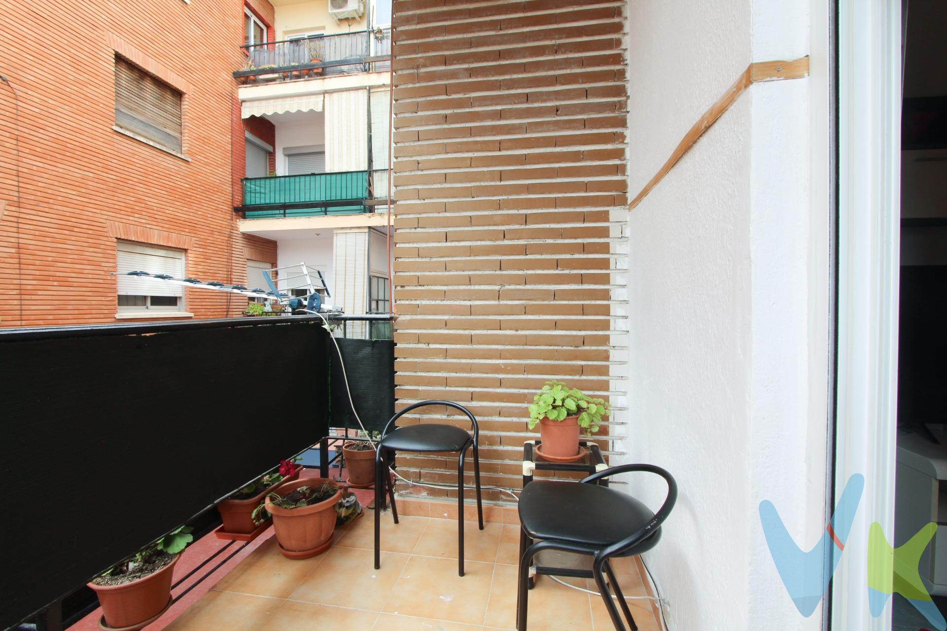 ¿Buscas una vivienda cómoda, bien distribuida y lista para disfrutar desde el primer día? Ponemos a la venta este fantástico piso en la calle 9 de Octubre, una de las zonas más prácticas de Benetússer, a un paso de todos los servicios. Se trata de un inmueble de 62 m2 perfectamente aprovechados. Al estar situado en una cómoda primera planta, el acceso es rápido y sencillo. La vivienda ha sido reformada con gusto, ofreciendo un ambiente moderno, acogedor y funcional. Lo que hace especial a este piso:. Distribución eficiente: Con sus 62 metros cuadrados, cada espacio está optimizado para garantizar amplitud y comodidad. Tres habitaciones amplias: Perfectas para adaptarse a tus necesidades, ya sea como dormitorios principales, habitaciones juveniles o incluso un despacho/vestidor. Cocina independiente: Un espacio totalmente funcional, ideal para cocinar con tranquilidad. Estado impecable: La vivienda cuenta con una reforma integral que le da un aspecto moderno y cuidado, permitiéndote entrar a vivir sin necesidad de hacer obras. Ubicación estratégica: Situado en Benetússer, una población con excelente comunicación con Valencia y rodeada de todos los comercios, servicios y transporte que necesitas para tu día a día. Este piso es la opción ideal tanto para parejas, familias pequeñas o inversores que busquen un inmueble con alta demanda de alquiler en la zona y sin necesidad de reformas. ¿Quieres visitarlo y comprobar en persona lo bien que se aprovecha el espacio? No dejes pasar esta oportunidad. ¡Contacta hoy mismo y solicita tu visita!. VENTA:. PVP 132.000€. Gastos e impuestos no incluidos en el precio. La compra conlleva impuestos y gastos de formalización para el comprador. A título orientativo se informa que en segundas transmisiones el ITP con carácter general en Valencia es del 9%, pudiendo existir otros tipos impositivos atendiendo a las circunstancias personales del comprador u otras circunstancias previstas legalmente. Base imponible del impuesto el mayor valor entre el precio de compraventa, la tasación o el valor de referencia catastral. En cuanto a los gastos de notaría y registro, en su caso, suelen oscilar aprox. entre 1,5% y 2,5% (aranceles variables según precio, n.º de copias y complejidad). El comprador elige notario. Si el comprador precisase de hipoteca: tasación, condiciones y costes bancarios serán según entidad elegida por el comprador, así como los gastos de gestoría, y cualesquiera otros gastos inherentes a la formalización de la compraventa que legalmente correspondan a la parte compradora, salvo pacto expreso en contrario con el vendedor. El consumidor tiene, conforme a la normativa vigente, a su disposición información y documentación adicional relativa al inmueble y condiciones de la compraventa, que podrá ser consultada en C/Joaquín Costa 4, bajo 46005 Valencia o urbe2@remax.es. Honorarios de mediación inmobiliaria a cargo del COMPRADOR: (3% del precio final de venta más IVA (21%), salvo otro pacto.); y de VENDEDOR (según acuerdo con el mismo). Se informa al consumidor que la agencia actúa como intermediaria inmobiliaria en la operación, estando cualquier eventual compraventa y sus condiciones sujeta a la aceptación expresa del propietario-vendedor y a la posterior formalización del correspondiente contrato.