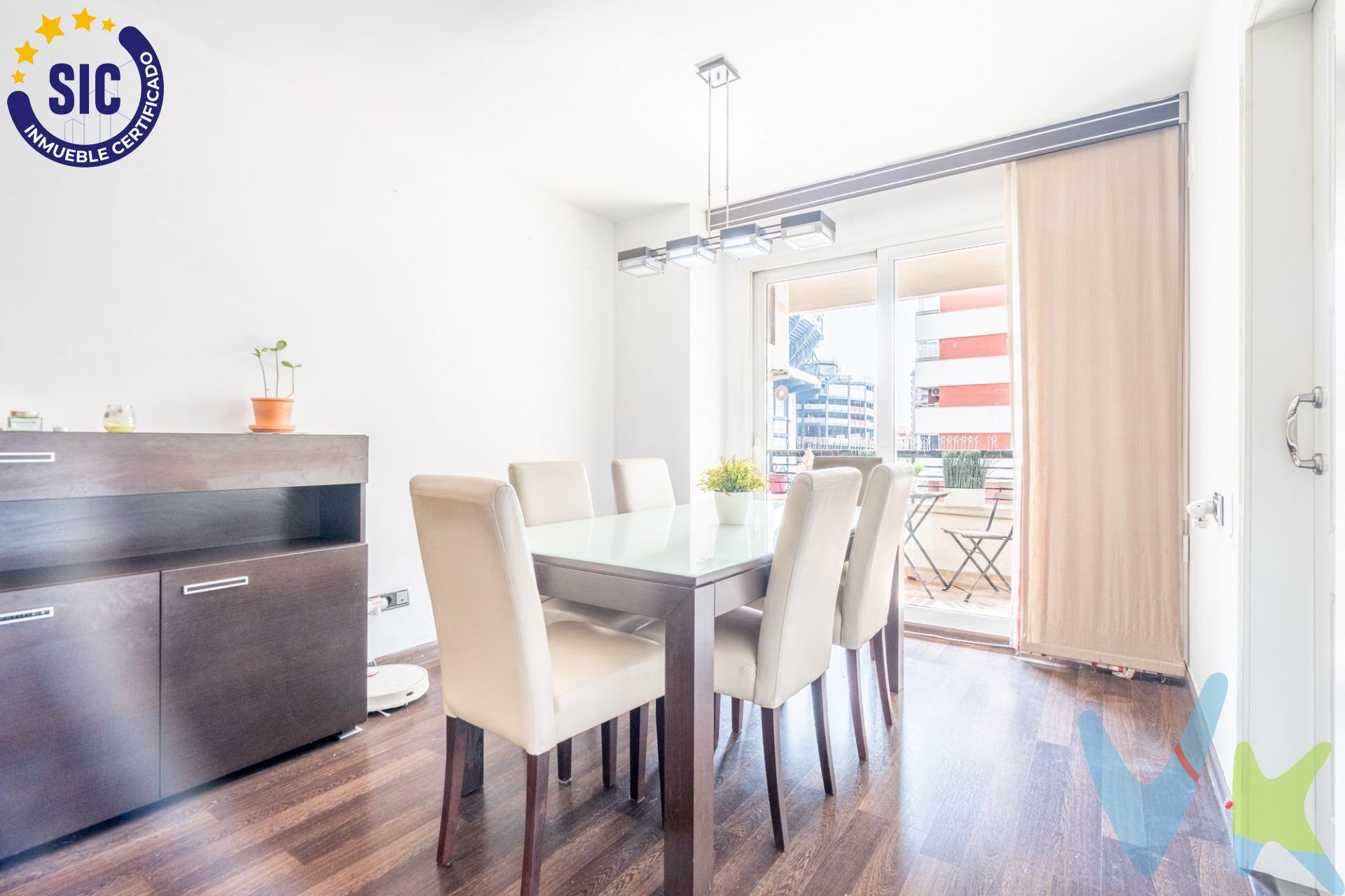 Tu hogar en la mejor zona de Valencia: luz, confort y ubicación inmejorable. Imagina despertar cada mañana con la luz del sol entrando suavemente por las ventanas. Salir al balcón con un café en la mano y sentir la energía de una ciudad vibrante, sin renunciar a la calma de un verdadero hogar. Esta vivienda, totalmente exterior y ubicada en plena Avenida de Suecia, te sitúa en una de las zonas más emblemáticas de Valencia: junto al Mestalla, el Palacio de la Exposición, la Alameda y rodeado de espacios verdes, cultura y vida urbana. Amplio salón comedor con salida a balcón tipo terracita con orientación este, cocina contigua al salón, perfecta para los amantes de los espacios integrados, el distribuidor te lleva a la zona de noche, con amplio baño con bañera y ducha, y 3  dormitorios todos ellos con armarios empotrados. Los suelos de parqué, la carpintería lacada blanca y las ventanas de PVC con doble acristalamiento aportan calidez, aislamiento y estilo. Todo pensado para ofrecerte comodidad desde el primer día. Frio/Calor por conductos, 4 armarios empotrados, 2 muy grandes uno en dormitorio principal y otro en segundo dormitorio, uno en distribuidor y otro mas pequeño en 3ª habitación. Habitación principal aislada en paredes y techos tanto acústica como térmicamente. Y además…. Estás rodeado de todos los servicios: colegios, supermercados, centros de salud, zonas deportivas, restaurantes. Con estación de metro a pocos minutos, paradas de autobús cercanas y una conexión directa con la A7, estés donde estés, siempre estarás bien comunicado. Una vivienda pensada para disfrutar Valencia al máximo, con la tranquilidad y el confort que tú y tu familia merecen. Por mandato expreso del propietario, comercializamos este inmueble en exclusiva , lo que le garantiza el acceso a toda la información, a un servicio de calidad, un trato fácil, sencillo y sin interferencias de terceros. Por este motivo, se ruega no molestar al propietario, a los ocupantes de la propiedad o a los vecinos. Muchas gracias por su comprensión. Si usted es agente inmobiliario y tiene un cliente para este inmueble, llámenos: estaremos encantados de colaborar.