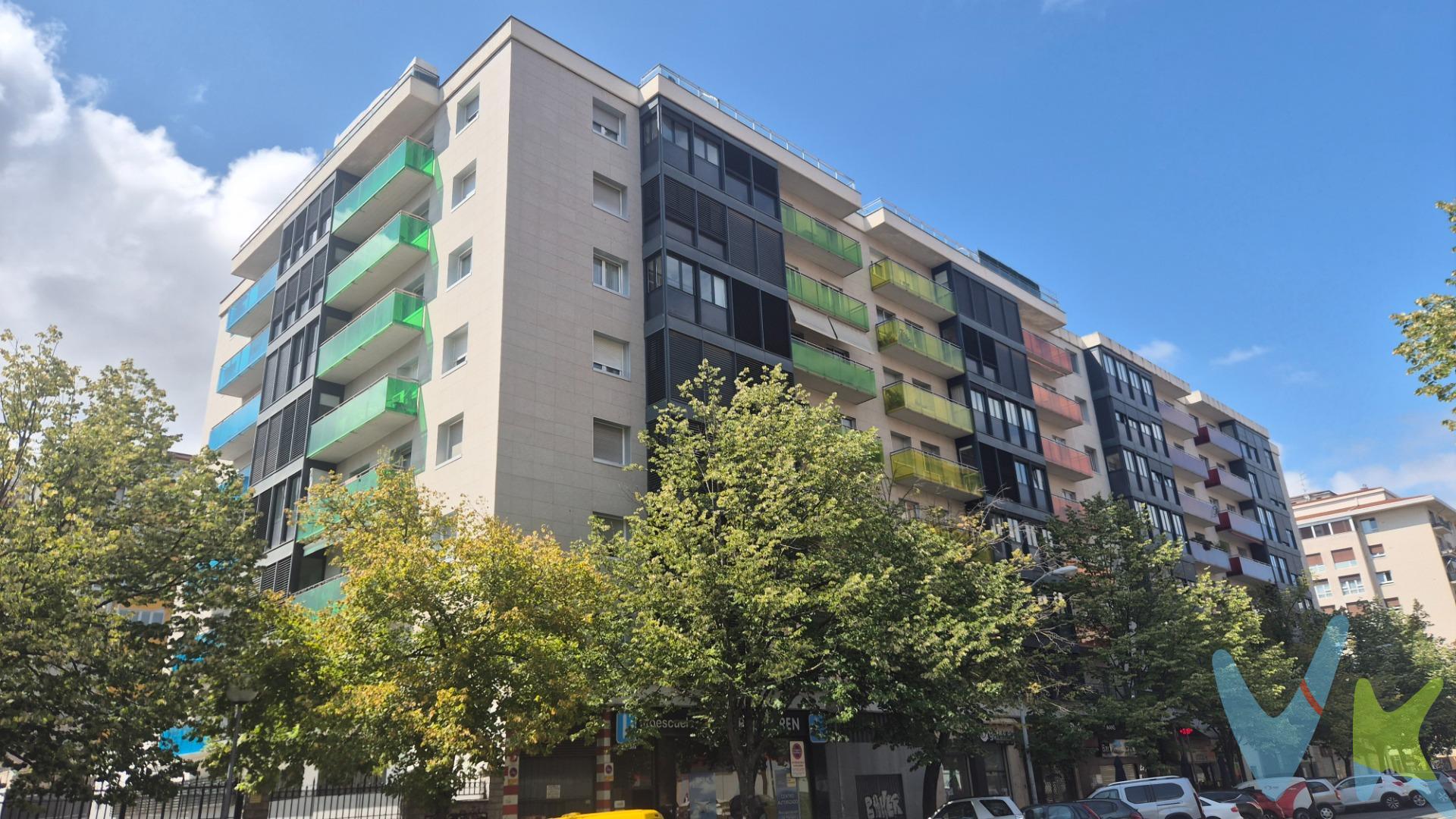 Este piso en el centro de San Juan, la Travesía de Bayona, tiene todos los básicos que adornan una buena propiedad. Tiene una excelente ubicación, el centro de este barrio de más de 50 años, consolidado, cómodo, céntrico y exclusivo sin petulancias. En un edificio rehabilitado, fachadas, cubiertas , portal  y ascensores renovados con una imagen moderna. El piso es un dechado de virtudes. Una altura ideal, en esquina con sol de mañana y mediodía, todo exterior menos los baños, con vistas privilegiadas desde todas las estancias exteriores y 2 balcones para disfrutarlas. El interior se ha ido adecuando a los tiempos también: Ventanas, puertas, cocina y baños han sido reformadas en diferentes momentos y como resultado el piso está perfecto para entrar a vivir. El magnífico suelo de roble sigue siendo el original, para que cambiar lo que está bien.. En el sótano del edificio una buena plaza de garaje y un pequeño pero práctico trastero. Sin duda un piso completo que harán las delicias de todos los interesados. Serán muchos.. . 