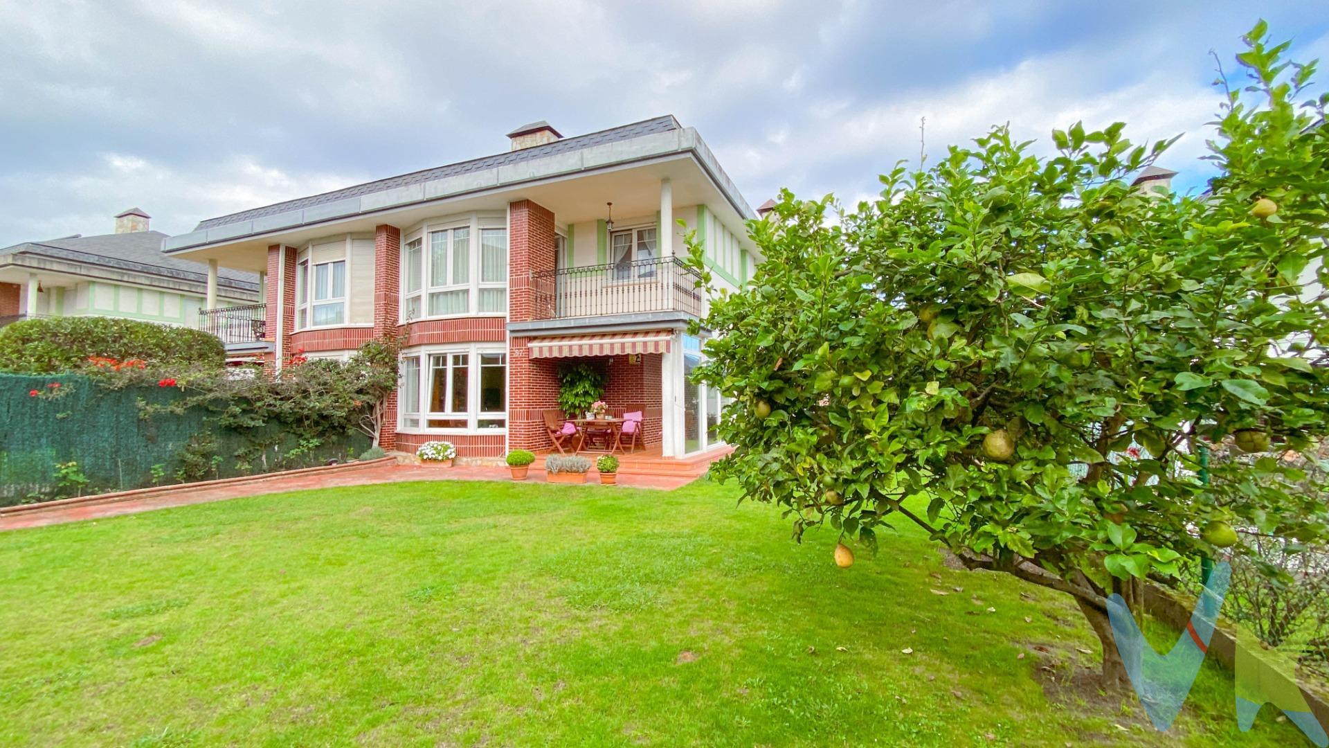 Presentamos este excepcional chalet pareado de 264 m² construidos sobre parcela privada de 347 m², situada en una de las urbanizaciones más demandadas de Santa Cruz de Bezana. Ubicación estratégica:. A escasos 10 minutos en coche del centro de Santander y 15 de Torrelavega, con acceso inmediato a las playas de Liencres, Covachos y San Juan de La Canal. Entorno residencial consolidado con estación de cercanías, centro de salud, colegios, instituto, supermercados y amplísima oferta de ocio, deporte y restauración. Distribución inteligente y práctica:. Planta baja - Acceso desde jardín a espacioso salón con galería de cristal, cocina de generosas dimensiones con despensa, baño completo y estancia adicional versátil (salita, comedor secundario o dormitorio invitados). Primera planta - Tres amplios dormitorios y dos baños completos. El dormitorio principal destaca por su baño en suite con acceso a través de vestidor privado y terraza individual con orientación mediodía. Ático - Espacio diáfano de múltiples posibilidades: zona de ocio, despacho profesional o apartamento independiente. Semisótano - Garaje cerrado con capacidad para dos vehículos, cuarto de lavado y gran sala polivalente para bodega, gimnasio o área de reuniones. Exterior: Parcela privada con orientación sur que garantiza luminosidad durante todo el día. Porche de acceso perfecto para momentos de descanso y disfrute al aire libre. Junto a la urbanización: Pistas de pádel y entorno cuidado que combina tranquilidad residencial con accesibilidad total a servicios. Una oportunidad única para familias que buscan espacio, funcionalidad y calidad de vida en un entorno privilegiado. 📅 Dada la demanda actual, las visitas se realizarán exclusivamente en jornadas programadas y siguiendo un riguroso orden de contacto. Se sugiere máxima antelación para garantizar disponibilidad en los horarios establecidos. Nota: El acceso a la visita está sujeto al cumplimiento previo de los requisitos imprescindibles y disponibilidad del equipo comercial. CONDICIONES: Precio sujeto a decisión del propietario. Se añaden impuestos, gastos de notaría, registro y honorarios de agencia. Consultar resto de condiciones.