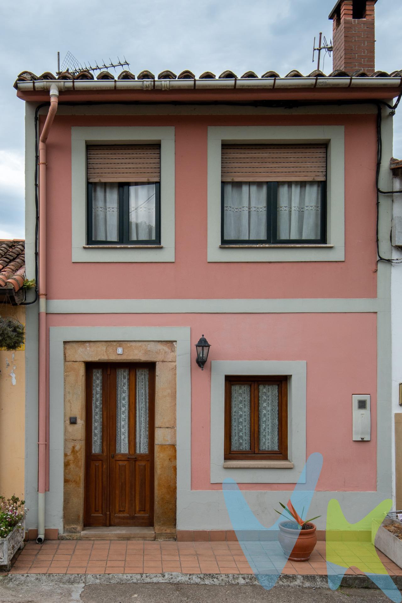 Vendemos esta acogedora casa adosada, con pequeño terreno en Amandi Villaviciosa, a tan solo 1 km de Villaviciosa (Asturias) caminando a 5 minutos, a 400 metros del Instituto, a 500 metros del Colegio Público y de zona de supermercados, todo a un paso. La propiedad está compuesta por una casa adosada , una pequeño jardín de 40 m2 en la parte trasera y zona de aparcamiento para un vehículo. La casa casi toda de  piedra ha sido restaurada íntegramente hace pocos años (electricidad, fontanería, suelo con  forjado de hormigón, tejado nuevo, ventanas climalit). Se accede desde las dos fachadas y por su orientación ( Norte-Sur) disfrutarás del sol durante todo el día. . Distribuida con tres plantas, en la baja se podría hacer otra habitación o  dejarla como está a zona de ocio. Desde aquí se accede directamente al jardín donde podrás pasar tiempo con la familia o/y amigos. La primera planta tiene acceso a la planta baja y  salida directa a la calle, cuanta con salón-comedor,  chimenea,  cocina equipada con todos sus electrodomésticos e independiente y baño completo .La escalera de madera nos llevará a la segunda planta  donde hay dos amplios dormitorios. En el cuarto principal hay un coqueto aseo con lavabo hecho a medida por el alfarero Lario, de Lorca.  . Toda la carpintería interior es de iroko, los suelos de tarima . Todos los huecos incluidos baños son exteriores . Entorno rural muy tranquilo desde el que se puede llegar caminado por una bonita senda que rodea el rio Linares hasta  la Ria de Villaviciosa. La casa se vende amuelada. El precio no incluye el impuesto de Transmisiones Patrimoniales( 8%)ni los gastos notariales ni registrales. 