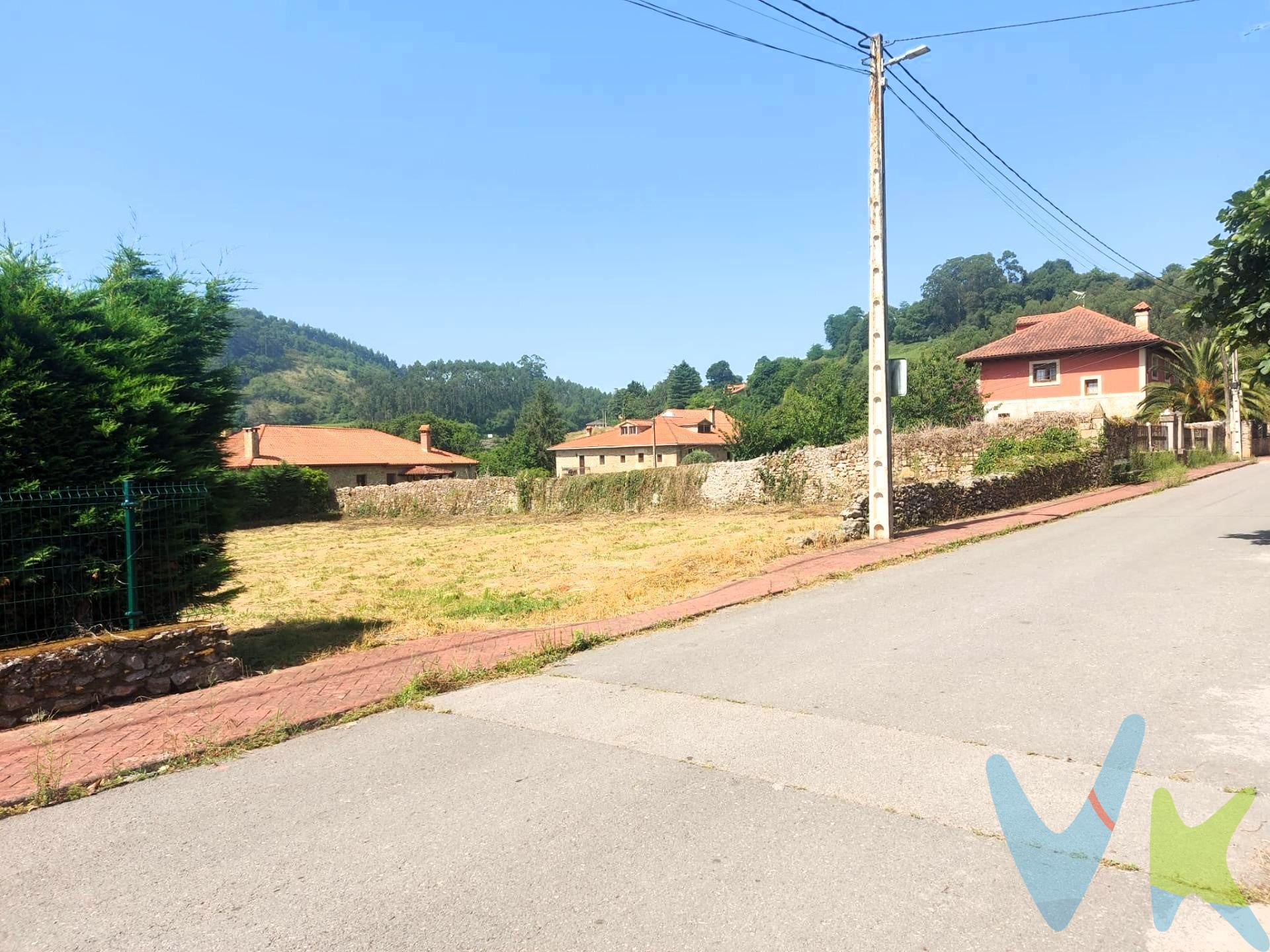 Terreno urbano de 1.244 m² en Ambrosero (justo al lado de la antigua Lechería del pueblo), Ayuntamiento de Bárcena de Cicero, para la construcción de una vivienda unifamiliar. La finca aprovecha muchísimo la luz por su magnífica ubicación y ligera pendiente de norte a sur, también está rodeada de casas individuales y se encuentra parcialmente cerrada (muro de piedra y diferentes cerramientos). Al propio solar llegan los servicios tanto de luz como del saneamiento municipal. La playa más cercana es la de Berria (Santoña) que está tan sólo a 9,2 kms., la de Trengandín (Noja) está a 10,7 kms y la de La Salvé de Laredo a 12,4. Asimismo, nuestra propiedad se encuentra a medio camino entre las estaciones de tren de Beranga y Gama, a unos 2,5 kms. de cada una de ellas, y estamos muy proximos a la salida de la autovia A-8. Una ubicación inmejorable para construir la casa de tus sueños, cercana a todo pero rodeada de tranquilidad. Los impuestos, gatos de notaría y registro no están incluidos en el precio.