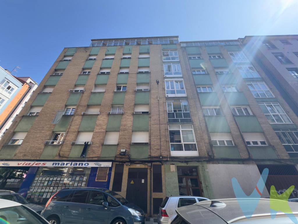  Presentamos un exclusivo piso en venta en la emblemática zona de La Calzada, Gijón. Este ático, ubicado en la sexta planta de un edificio con ascensor, ofrece una oportunidad única para aquellos que buscan un hogar con características excepcionales.  Cada rincón de esta propiedad está diseñado para aprovechar al máximo su amplitud. Encontrará tres habitaciones perfectamente distribuidas, ideales para una familia o como habitaciones individuales que servirán como despacho o sala de estar adicional. Cada habitación es un espacio acogedor que permite el descanso y la privacidad.La cocina de este ático se caracteriza por su funcionalidad y amplitud, diseñada para garantizar el confort en el día a día. La sala de estar, por su parte, se convierte en el lugar ideal para reuniones familiares o de amigos, con vistas que hacen del entorno un constante deleite visual. Amplios ventanales permiten la entrada de luz natural, creando un ambiente cálido y acogedor durante todo el día.Adicionalmente, la vivienda cuenta con un baño equipado con todas las comodidades necesarias. Los acabados de buena calidad en cada una de las estancias reflejan cuidado y atención al detalle, características que convierten este inmueble en una opción inmejorable para aquellos que buscan una residencia lista para entrar a vivir.Es importante destacar la cercanía a áreas comerciales, colegios y parques, lo que añade un plus de conveniencia a esta ubicación. Los interesados en disfrutar el estilo de vida que ofrece Gijón, con su mar y cultura, encontrarán que este piso en La Calzada es una base perfecta para explorar la ciudad, además esta muy cerca de la playa del Arbeyal.En resumen, este ático en la sexta planta se presenta como una oportunidad excepcional para adquirir una propiedad que combina una excelente ubicación con todas las ventajas de la vida moderna. La amplitud de sus espacios y su disposición inteligente hacen de esta vivienda una opción atractiva que vale la pena visitar.Esperamos que se ponga en contacto con nosotros para concertar una visita. Quedará satisfecho con lo que encontrará en esta joya inmobiliaria en el corazón de La Calzada.  
