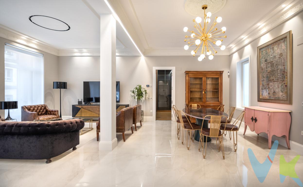 No encontramos muy a menudo este tipo de vivienda en Gijón, se trata de algo especial, diferente, que transmite una sensación única, con un diseño personal con detalles cuidados al máximo, con espacios pensados para disfrutarlos y situada en la mejor zona de la ciudad, el centro.Así es esta nueva exclusiva que os traemos. Se trata de una vivienda de 235 metros, en un edificio de principios del siglo XX al que se ha hecho una reforma integral con unos acabados espectaculares. Está situado en una segunda planta exterior, con unos amplios ventanales que llenan el piso de luz natural, el salóncomedor en el que se integra una preciosa cocina completamente equipada, cuatro dormitorios dobles cada uno con baño incorporado y zonas de vestidor, un despacho desde el que poder trabajar  y un aseo de cortesía. Como podéis ver un piso que transmite algo diferente, orden, espacio, serenidad ....La vivienda dispone de calefacción y agua caliente suministrados por gas ciudad, suelos de tarima, ventanas tipo climalit.... El edificio dispone de ascensor. Todo en esta propiedad es ESPECIAL y ÚNICO.¡Estamos seguros que os encantará!, lo vemos?Observaciones públicas:Según la Ley 10/2025, de 28 de diciembre, se informa que los gastos e impuestos que conlleva la adquisición no están incluidos en el precio indicado:El vendedor asume la plusvalía y el resto de gastos son del comprador.Segundas transmisiones, el comprador abona el Impuesto sobre Transmisiones Patrimoniales (ITP). Puede consultar toda la información en el siguiente enlace: https://sede.tributasenasturias.es/sites/sede/default/es_ES/Que-quieres-hacer/Transmisiones-Patrimoniales-y-AJD. La base imponible que se toma para el cálculo será el mayor valor entre precio de compraventa, tasación o valor de referencia catastral.El comprador escoge la notaría. Los gastos de Notaría están regulados en el Anexo I, del Real Decreto 1426/1989, de 17 de noviembre, por el que se aprueba el arancel Notarial y los gastos de Registro según el arancel oficial establecido en el Anexo I, del Real Decreto 1427/1989, de 17 de noviembre, los aranceles varían en función del precio, número de copias y complejidad. Los gastos de Gestoría por la tramitación administrativa de la compraventa, presentación, liquidación de impuestos y la inscripción en el Registro de la Propiedad, serán de la parte compradora, en caso de que decida encargar dichos trámites a un profesional, su importe varía en función del profesional o entidad designada para su realización. Si el comprador necesita préstamo hipotecario, la tasación, condiciones y costes bancarios según entidad elegida por el comprador; así como los gastos de gestoría y cualesquiera otros inherentes a la formalización de la compraventa serán de su cuenta, salvo pacto expreso en contrario con el vendedor..Honorarios de intermediación inmobiliaria a cargo del vendedor.Conforme a la normativa vigente, el consumidor tiene derecho a disponer de información, documentación y condiciones de la compraventa relativa al inmueble, en la sede física de Los Arcos 98, SL en Avenida de la Costa, nº 53  bajo en Gijón, o a través de nuestro correo electrónico, inmobiliaria@grupolosarcos.es. La agencia actúa exclusivamente como intermediaria en la operación, las condiciones de la compraventa están sujetas a la aceptación expresa del vendedor y a la posterior formalización del correspondiente contrato. El presente anuncio es meramente informativo y la información facilitada corresponde a la disponible en la fecha de publicación, pudiendo variar en función de circunstancias legales, contractuales o fiscales.