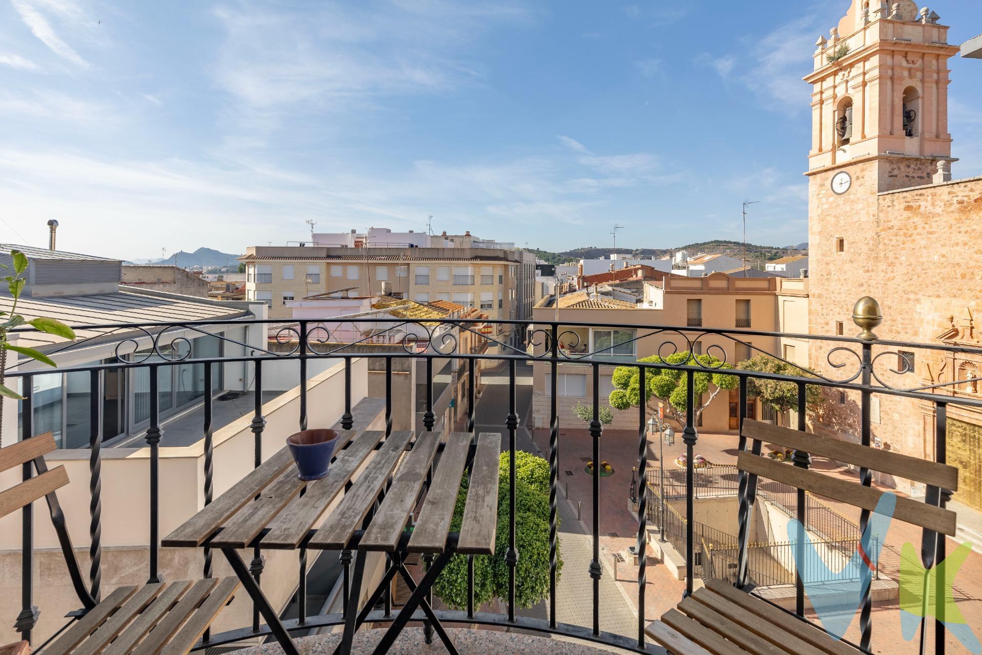 Hermoso piso en la misma plaza del Ayuntamiento, en pleno centro de Chilches, a tan solo 5Km. de la playa.  Con una superficie construida de 186m2 y 166m2 útiles, esta vivienda se encuentra en un tercero con ascensor, en un edificio de tres plantas donde la luz natural juega un papel importantísimo, ya que impregna de claridad cada rincón del hogar, gracias a un precioso balcón y encantadores ventanales que permiten al sol acompañarte durante todo el tiempo. La distribución se reparte en un salón comedor de 48m2, con una preciosa boiserie hecha a medida, la cual le confiere un distinguido toque de elegancia. Las tres habitaciones disponen de armarios empotrados, que sumado a la amplitud de las mismas, regalan una gran cantidad de espacio para el acopio de ropa y demás enseres. El aire acondicionado centralizado, frío-calor, suministra la temperatura ideal para permanecer bien resguardado y en las mejores condiciones en cualquier época del año. Los dos baños continúan en la misma línea del resto de la casa, ya que su amplitud y equipación no hace sino constatar que la vivienda se construyó con el objetivo vital del disfrute de sus ocupantes. Cada planta del edificio consta de dos pisos por rellano, por lo que la tranquilidad y privacidad está garantizada. En resumidas cuentas, un hogar que no te puedes perder visitar, por su magnífica ubicación, sus extraordinarias calidades y su increíble luminosidad. Por expreso deseo de los propietarios, esta vivienda se comercializa en EXCLUSIVA, por lo que le garantiza un trato fácil, cómodo y sin interferencias. Rogamos no molesten a sus ocupantes, propietarios o vecinos. Si usted es un profesional inmobiliario, no dude en llamarnos, estaremos encantados de colaborar en la venta de este inmueble. **Honorarios de agencia, gestoría, notaría, registro e impuestos no incluidos. Anuncio no vinculante, puede contener errores. **. Conócela y enamórate de la vivienda que siempre soñaste encontrar!. 